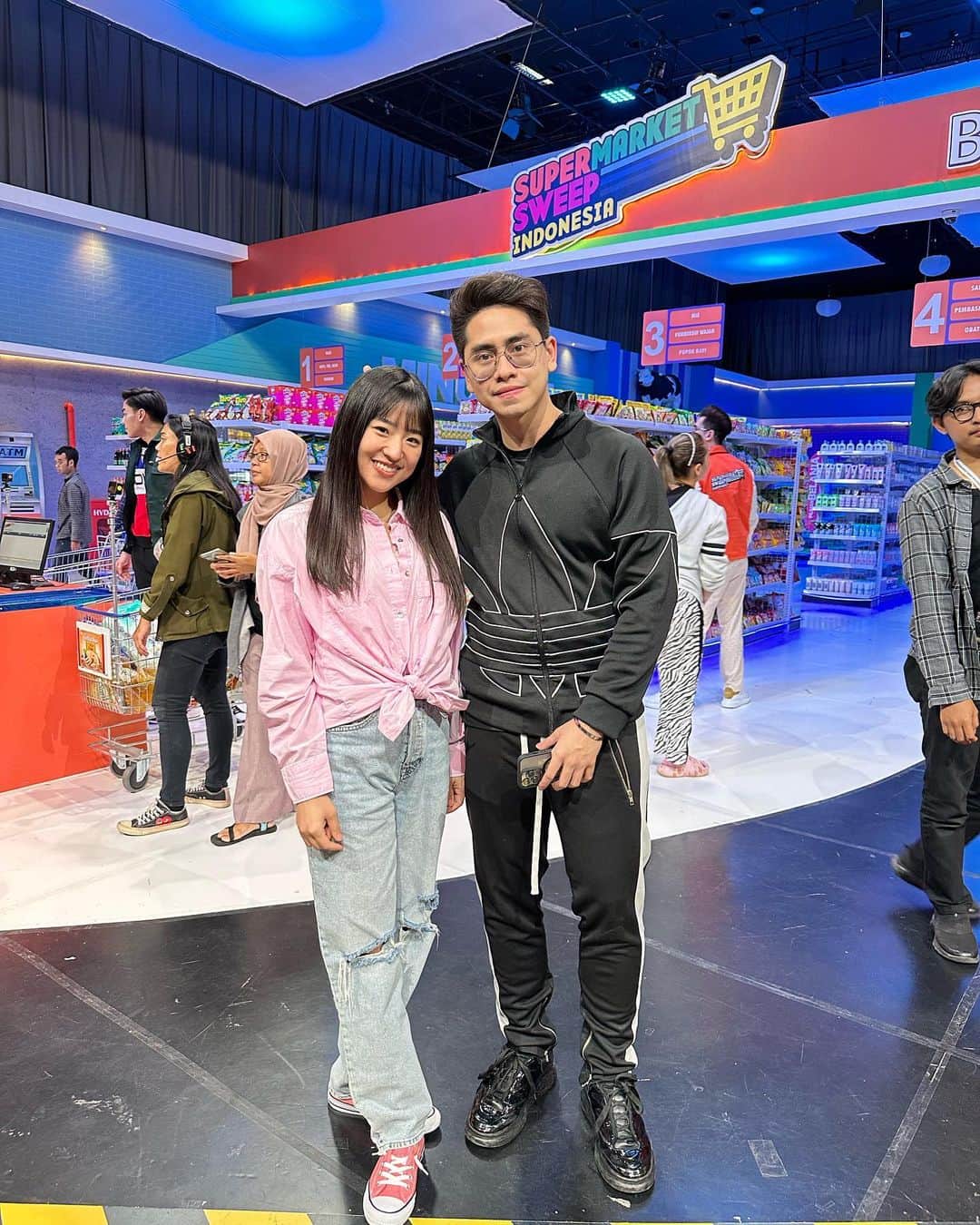 のインスタグラム：「Shooting with @athallanaufal7 😆✌🏻arigato💜  #shooting #indonesia #tv #ジャカルタ生活 #撮影 #仲川遥香 #スタジオ」