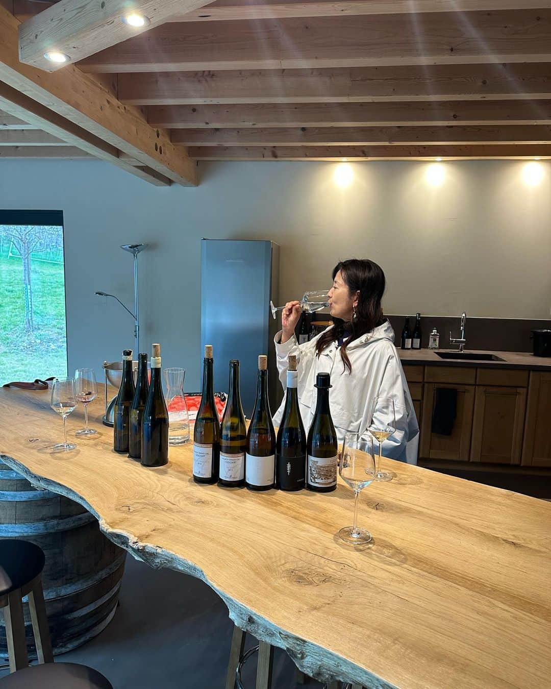 菊間千乃のインスタグラム：「次のワイン講座に向けて、アルザスに行っておりました🥂 素晴らしい経験をたくさんさせて頂いて感謝感激です❣️ #最後まで見てね #ワインじゃなくて水飲んでまーす #毎日ティスティングは体力勝負 #アルザス #リースリング」