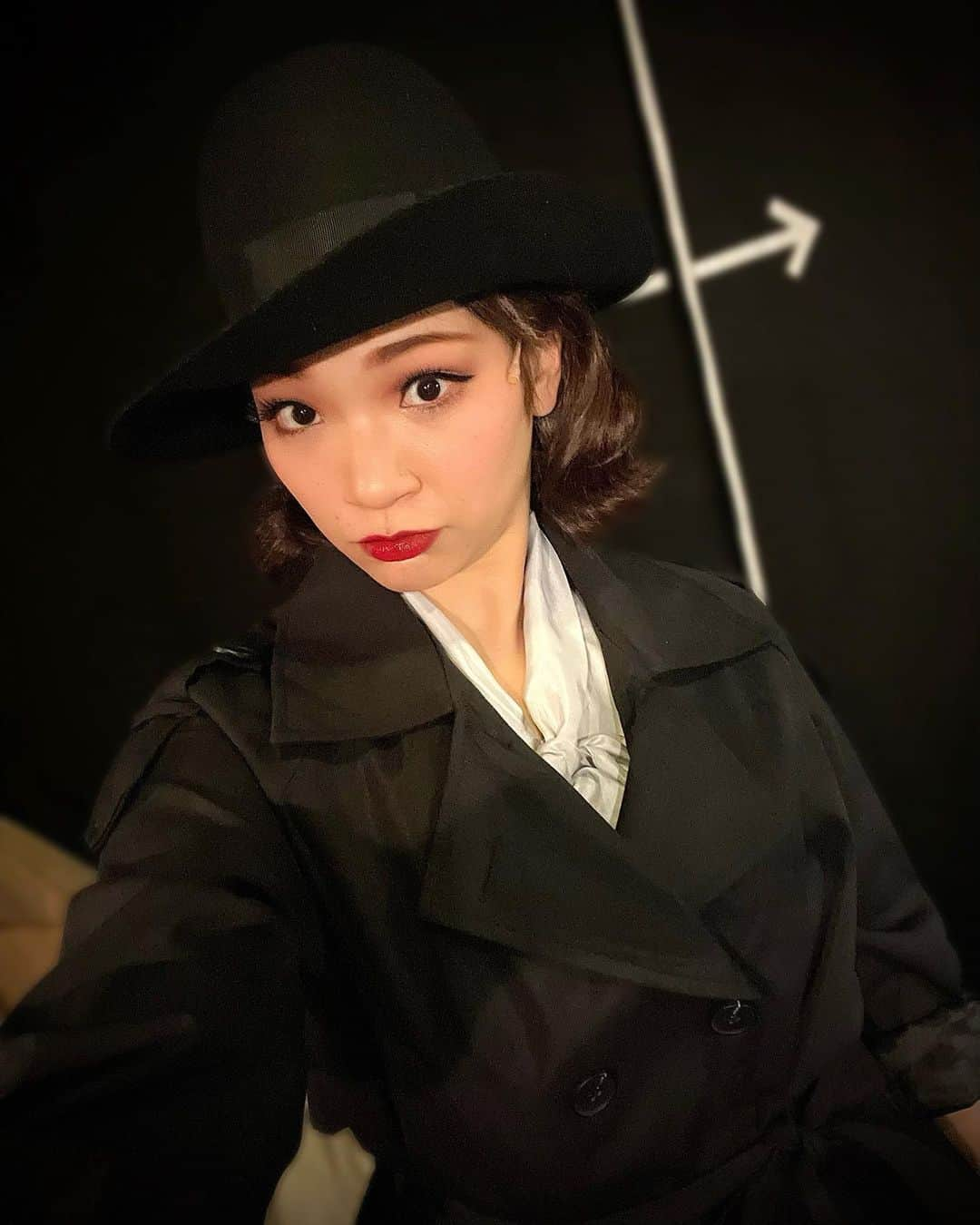 島田彩のインスタグラム：「🥜 Musical SPY×FAMILY  いよいよラストクールです。 気合い入れてがんばるますっ。  こちら一番シンプルにスパイらしくてお気に入り、フルメタルスタイル。黒トレンチにハットとかテンションあがるー。すぅぅぅぅきぃぃぃぃ  #ミュージカルspy #スパイファミリー #spyfamily  #帝国劇場」