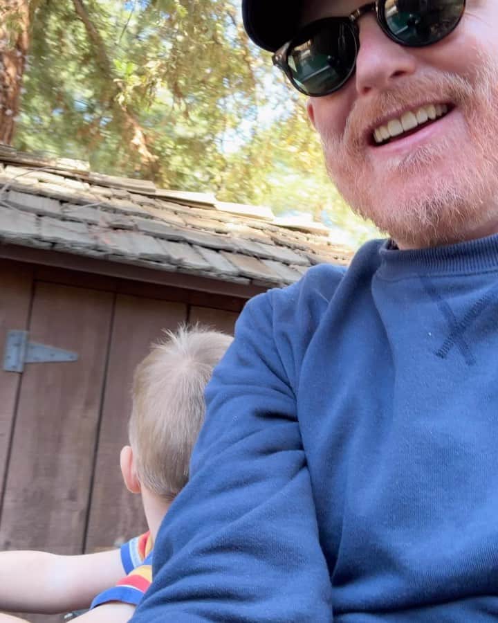 ジェシー・タイラー・ファーガソンのインスタグラム：「Took Beckett to @knottsberryfarm today for the first time! He loved it. Especially being eaten by Snoopy 😆」