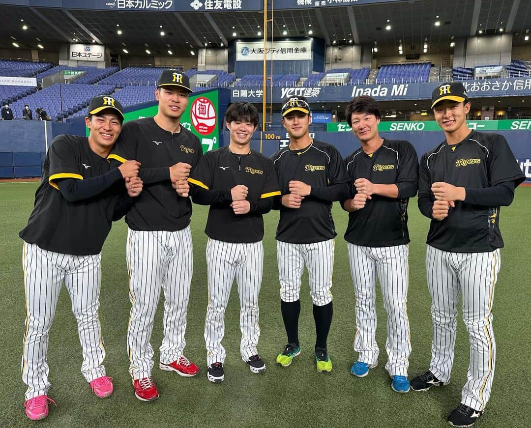 阪神タイガースさんのインスタグラム写真 - (阪神タイガースInstagram)「中野拓夢選手がチームに合流しました！みんなで#ペッパーミル ポーズ！ #侍ジャパン #WBC #世界一  #阪神タイガース  #中野拓夢 選手 #おかえり  #植田海 選手 #佐藤輝明 選手 #板山祐太郎 選手 #渡邉諒 選手 #小幡竜平 選手 #ARE」3月25日 10時19分 - hanshintigers_official