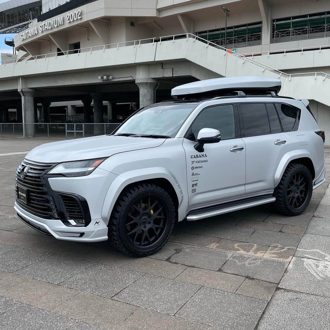 Spirits Artisanのインスタグラム：「Great work! LEXUS LX600 tuned by @cabana_gallery installed Artisan spirits wide body kit + Forged multi piece wheel CORART A7PRO with YOKOHAMA GEOLANDAR! Big Thanx! @yokohama.rubber USA : @evasivemotorsports @butlertire Canada : @advanced_auto_salon @otto.auto.service China : #bondchina Hong kong : @nigeljdmparts Taiwan : #車庫小舗 Russia : @suv.project Kazakhstan : @spoiler.kz Indonesia : @premierautowerkz Philippine : @jworksunlimited @artisanspiritsph Singapore : @mwsautoworks Thailand : @prodriveshop India : @racetechindia Malaysia : @donloh2007 Bahrain : @kanooperformance Kuwait : @hamad_skyline UK : @streettracklife Australia : @import_monster @traum06996 @car_life_staff @sunyard @bondosaka #bondourawa @bondtokyo @bond_omiya @bondoiimura @ysr0443 @cs.forme_1 @office_k_tokyo @blitz_japan_official #artisanspirits #artisan #asms #lexus #lexususa #lexuslc #lexuslx #LX600 #lexustuned #cabana #yokohama」