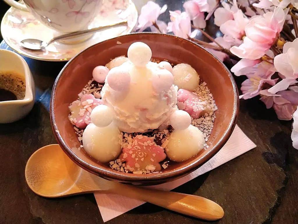 のインスタグラム：「. 鎌倉の春に咲く桜をイメージ『桜ぜんざい』(税込790円)。 北海道産の小豆に白玉と桜の生麩、桜をアイスを入れ、最後に桜のスライスチョコを飾って、桜の香りを加えました。 丸くて可愛いおいりもトッピングして華やかなぜんざい♪ 3月から5月下旬頃までの季節限定です。 . #おいもカフェ金糸雀 #おいもカフェ #鎌倉 #湘南 #小町通り #カフェ #鎌倉カフェ #湘南カフェ #神奈川カフェ #鎌倉スイーツ #鎌倉グルメ #鎌倉観光 #鎌倉旅行 #鎌倉散歩 #桜あんみつ #ぜんざい #桜 #スイーツ #桜スイーツ #鎌倉カフェ巡り . 《おいもカフェ金糸雀》 営業時間：10:00-18:00(L.O.17:30) 定休日：水曜日 248-0006 神奈川県鎌倉市小町2-10-10 小町TIビル1F TEL：0467-22-4908」