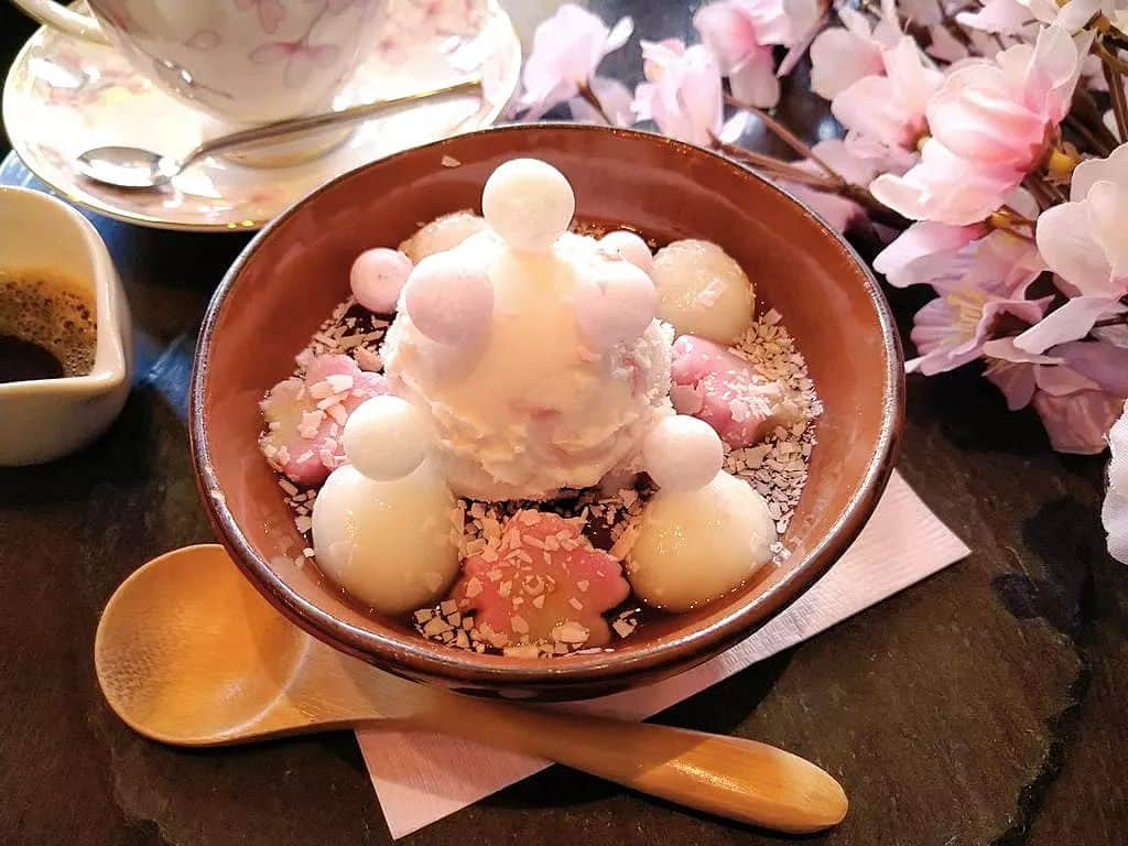 おいもカフェ金糸雀のインスタグラム：「. 鎌倉の春に咲く桜をイメージ『桜ぜんざい』(税込790円)。 北海道産の小豆に白玉と桜の生麩、桜をアイスを入れ、最後に桜のスライスチョコを飾って、桜の香りを加えました。 丸くて可愛いおいりもトッピングして華やかなぜんざい♪ 3月から5月下旬頃までの季節限定です。 . #おいもカフェ金糸雀 #おいもカフェ #鎌倉 #湘南 #小町通り #カフェ #鎌倉カフェ #湘南カフェ #神奈川カフェ #鎌倉スイーツ #鎌倉グルメ #鎌倉観光 #鎌倉旅行 #鎌倉散歩 #桜あんみつ #ぜんざい #桜 #スイーツ #桜スイーツ #鎌倉カフェ巡り . 《おいもカフェ金糸雀》 営業時間：10:00-18:00(L.O.17:30) 定休日：水曜日 248-0006 神奈川県鎌倉市小町2-10-10 小町TIビル1F TEL：0467-22-4908」