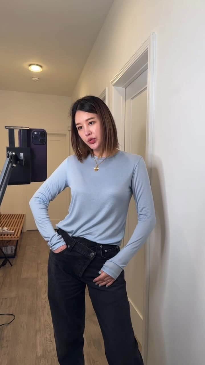 パク・ウンジのインスタグラム：「마지막 라방💙 프리오더는 내일 마감이에요-  제가 M사이즈 샘플을 입었는데 샘플을 한벌한벌 만들다보니  글로우블루•화이트•민트는 제가 오더한 M사이즈로 잘 나왔는데.  다른 컬러는 좀 작게 나온 부분이 있어서요!  메인 생산에 들어갈 때는 대량으로 전기 제단을 해서 사이즈 오차 없이 진행 될 거랍니다!!  저희 샘플실에도 주의 줬구요!   그르니까 M사이즈는 평소 66-77 딱 오시면 됩니다 😄💙  해외 구매 원하시면 DM 주시면  결제창 페이파,벤모 진행 가능, 배송도 진행해드릴게요^^  300불 이상이면 무료배송 실시 입니다✌️  @egeepark_official」