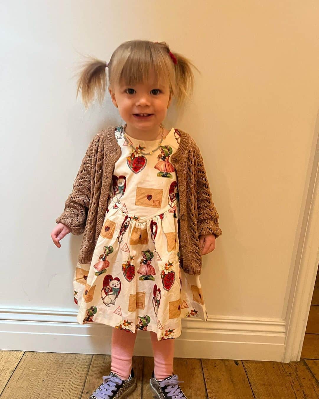ヒラリー・ダフのインスタグラム：「Happy 2 wild hearted Mae Mae - thanks for making us a too big family! You are bold, confident , funny and know exactly what you want! You are quick to pick up anything and a clever little one. You smell like fresas and shake your booty through most of the day. Your circle of friends might be bigger than mine and in the last month you’ve turned into a real chatty Cathy doll 😂We love you major little bit 🐻💞HBD to youuuuuuuuu ( you also made us sing HBD at least 32 times today)」