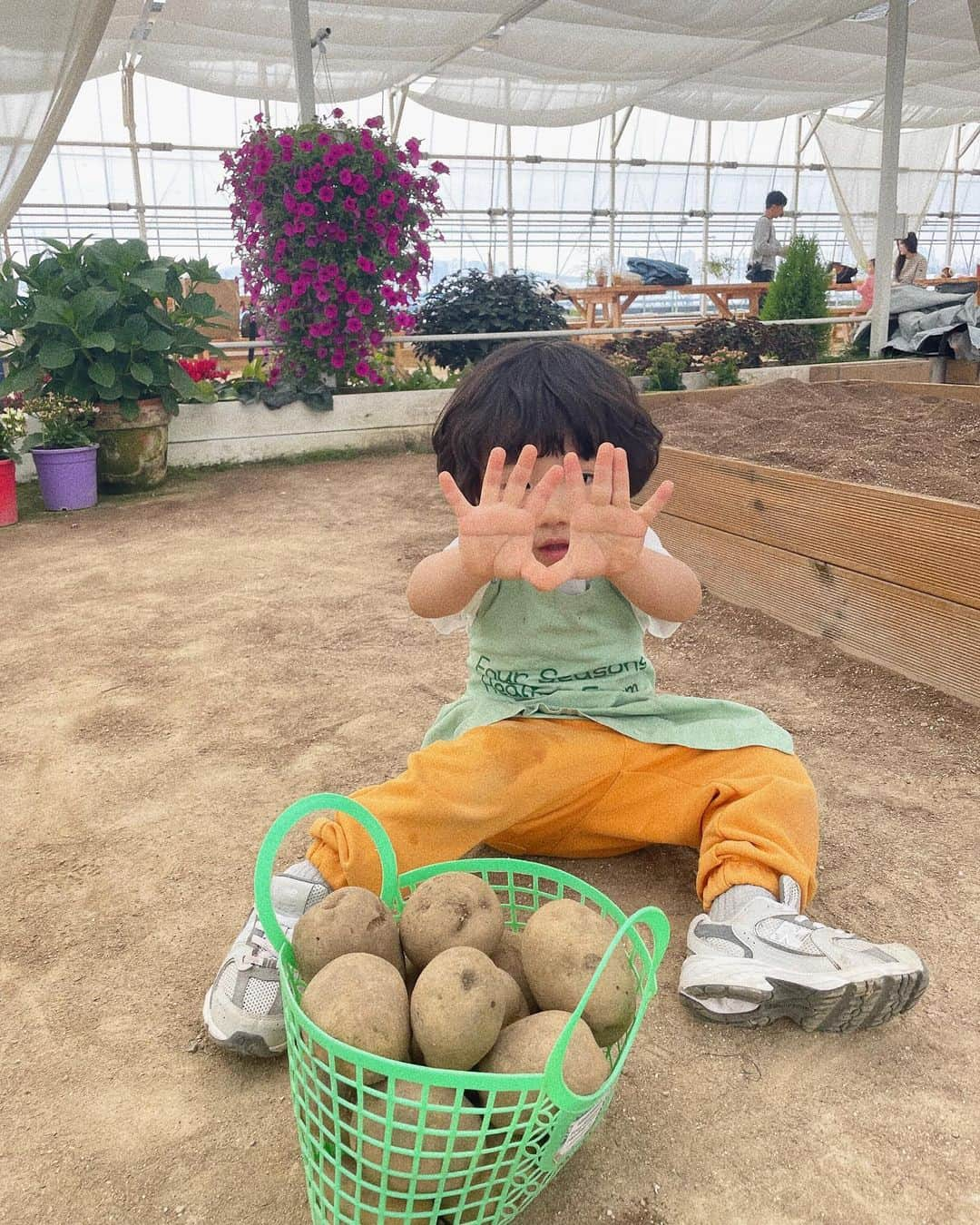 キム・ヒナさんのインスタグラム写真 - (キム・ヒナInstagram)「감자캐기 체험도 완벽🥔🧑🏻‍🌾」3月25日 16時13分 - xkimheenax