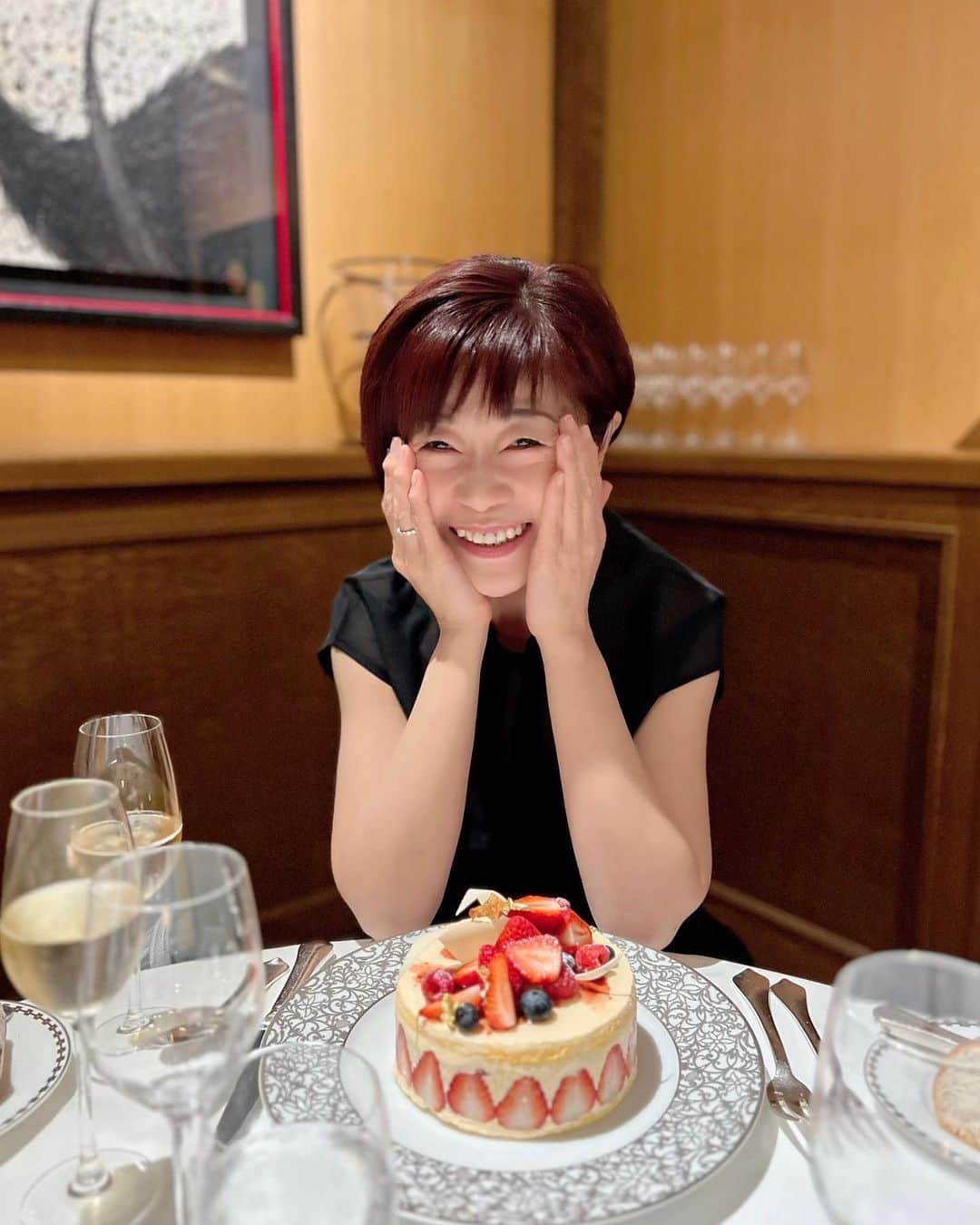 神野美伽さんのインスタグラム写真 - (神野美伽Instagram)「3月25日  みなさん おはようございます  一昨日の夜 大友人！の由美さんに デビュー40年のお祝いをしていただきました  由美さん自身も 今年は 銀座に40年の歴史を刻む記念の年  お互いに頑張ってきた人生 感慨深いものがあります  一日　一日 大事に頑張ります  #40周年」3月25日 10時44分 - mika_shinno_japan
