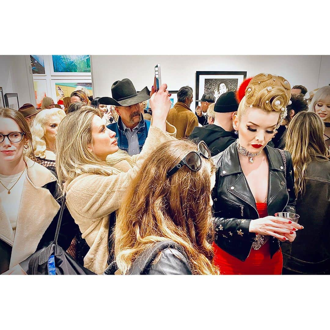 Gerd Ludwigさんのインスタグラム写真 - (Gerd LudwigInstagram)「Today's post takes a different turn as we delve into the glamour of Hollywood. The opening of Ellen von Unwerth's latest photo exhibit "Bombshell" at the prestigious Fahey/Klein Gallery in Los Angeles was nothing short of a glitzy Hollywood affair. Art enthusiasts gathered to celebrate the display of von Unwerth's artistry, as her eclectic admirers took center stage. The atmosphere was electric, with the buzz of excitement filling the air. A sight to behold, a night to remember! Here are a few iPhone snaps…  @davidfahey48 @faheykleingallery @ellenvonunwerth #photography #iphone」3月25日 10時55分 - gerdludwig