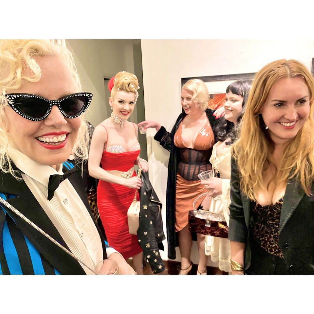 Gerd Ludwigのインスタグラム：「Today's post takes a different turn as we delve into the glamour of Hollywood. The opening of Ellen von Unwerth's latest photo exhibit "Bombshell" at the prestigious Fahey/Klein Gallery in Los Angeles was nothing short of a glitzy Hollywood affair. Art enthusiasts gathered to celebrate the display of von Unwerth's artistry, as her eclectic admirers took center stage. The atmosphere was electric, with the buzz of excitement filling the air. A sight to behold, a night to remember! Here are a few iPhone snaps…  @davidfahey48 @faheykleingallery @ellenvonunwerth #photography #iphone」