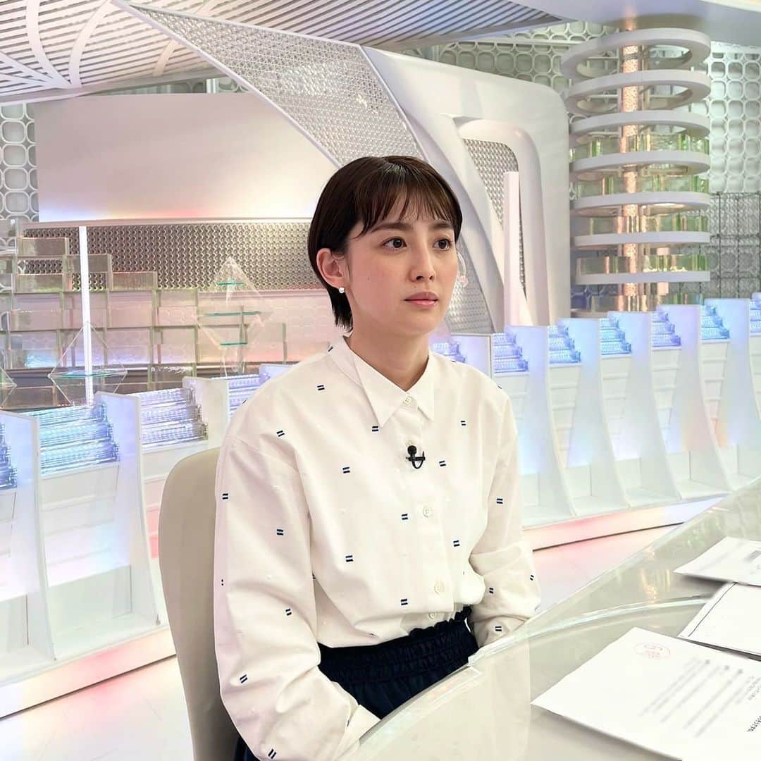 フジテレビアナウンサーのインスタグラム：「. こんにちは、榎並です。 ⁡ 3時間超の生放送でお伝えしている『イット！』。 ⁡ 4時台、5時台と怒涛の時間が過ぎていきます。 ⁡ そして6時を過ぎる頃にはお腹が空いてきます。 ⁡ そんな時に決まって、グルメ特集が流れます。 ⁡ 行列のできるラーメン店。 ⁡ 昔ながらの町中華。 ⁡ ネタがこぼれおちそうな海鮮丼。 ⁡ 「うわー美味しそう…！」と隣で身悶える宮司さん。 ⁡ 急に無言になったので目をやると ⁡ こんな表情を浮かべていました。 ⁡ 空腹を越えた先に何が見えたのでしょうか。 ⁡ ⁡ #かくいう私も #同じような表情でした #こんなハングリーなメンバーによる #イット をどうぞ宜しくお願い致します #きょうのフジアナ #宮司愛海 #榎並大二郎」