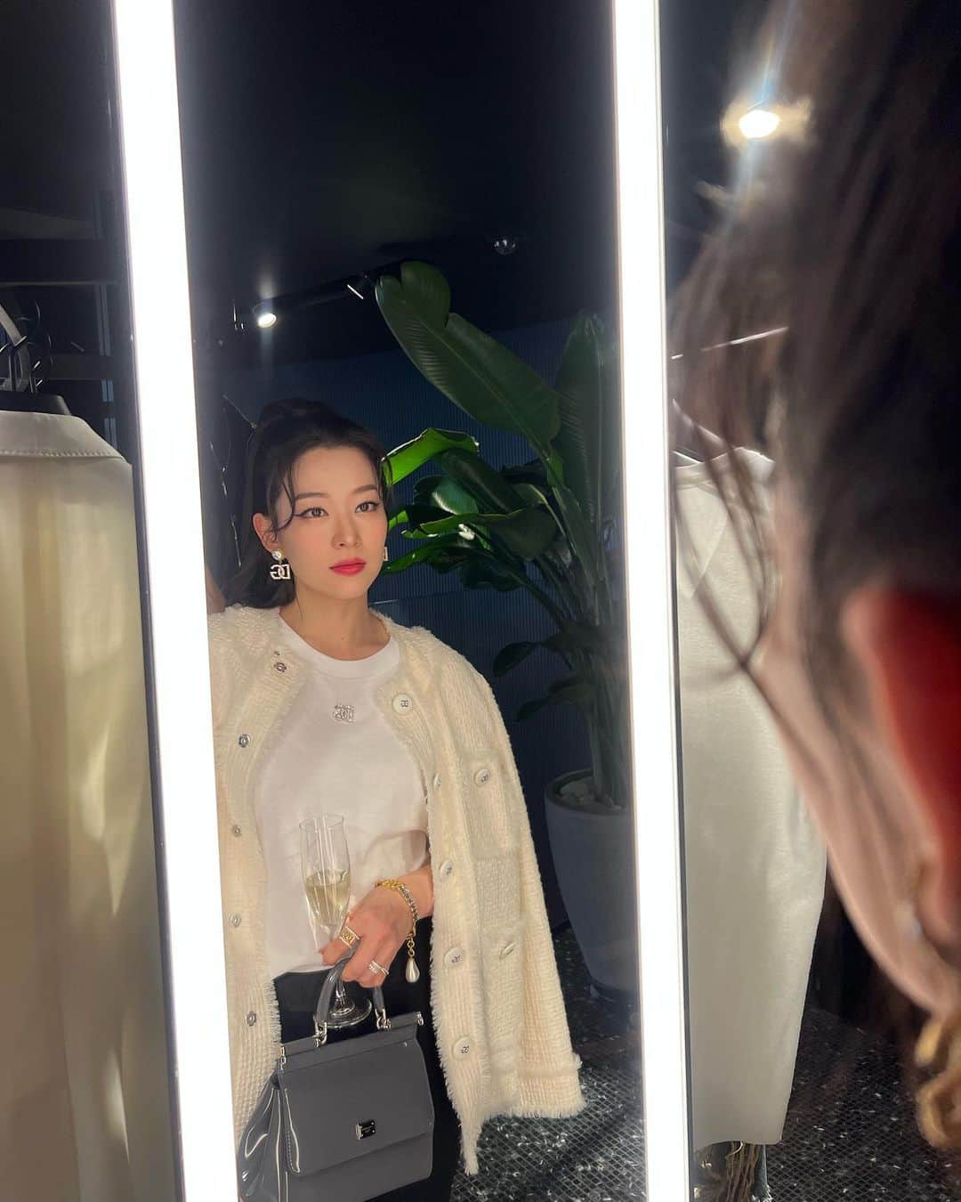 アーデン・チョーのインスタグラム：「몰래 캠 @michelleyo0n ㅋㅋㅋ .. at the @dolcegabbana event yesteray in Seoul. 한국 스타일 너무 맘에 드네~^^ @makeup_jaein @h_oji_n #돌체앤가바나」