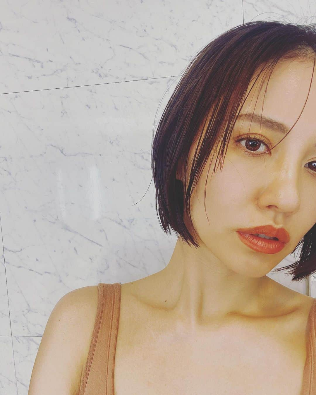 鳳山えりさんのインスタグラム写真 - (鳳山えりInstagram)「楽しみにしてた昨日の撮影😊  ヘアメイクも大好きなオレンジイエローテラコッタ系😊  あたしの肌色には暖色系の色味がよいのです😊  #みなさまありがとうございました #撮影 #オレンジメイク #赤リップもかわいかった！ #CHIHARUさんありがとう！ #40代メイク」3月25日 11時16分 - eri_toriyama