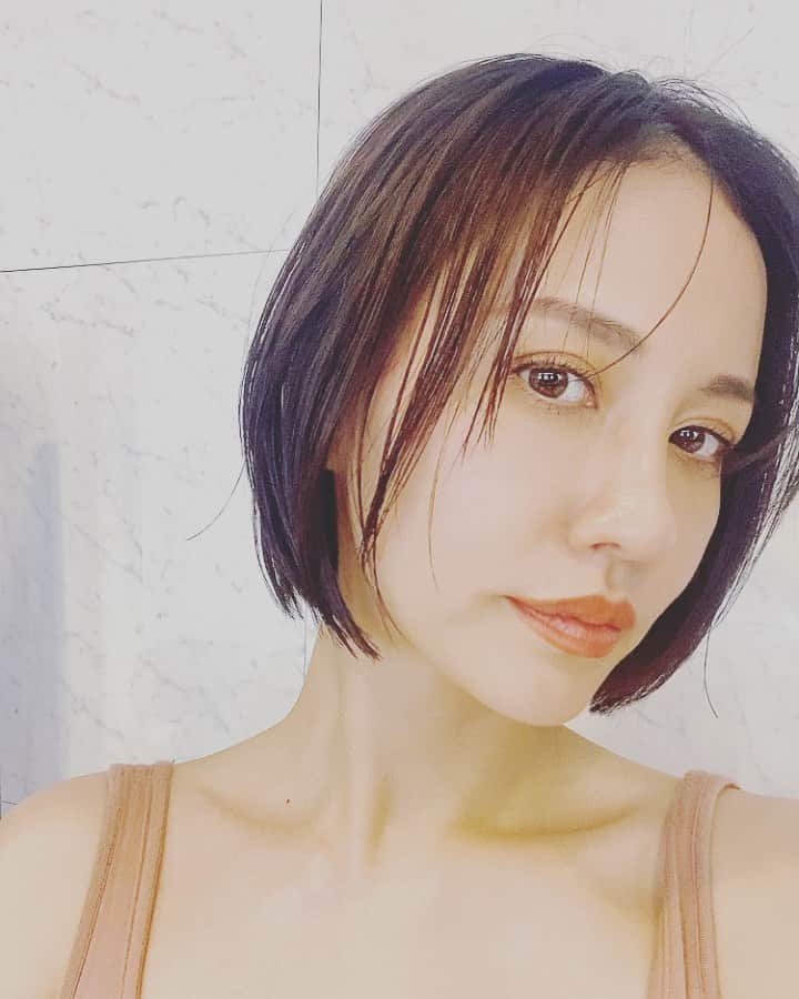 鳳山えりのインスタグラム：「楽しみにしてた昨日の撮影😊  ヘアメイクも大好きなオレンジイエローテラコッタ系😊  あたしの肌色には暖色系の色味がよいのです😊  #みなさまありがとうございました #撮影 #オレンジメイク #赤リップもかわいかった！ #CHIHARUさんありがとう！ #40代メイク」