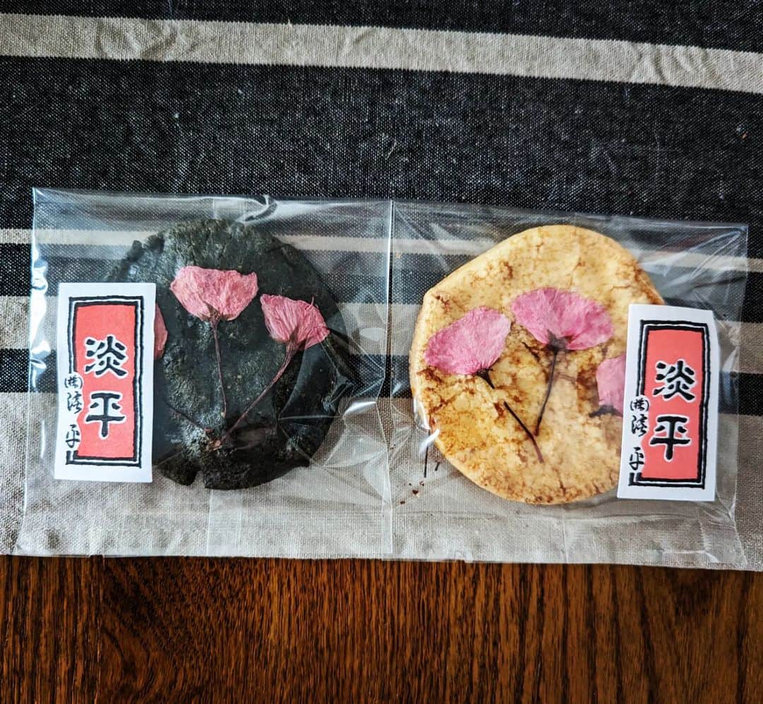 GLOWのインスタグラム：「. 東京の桜は満開を迎えていますが、天気やらなかなか難しくて、お花見タイミングを探っています。  少しでも花見気分を味わおうと、神田淡平の春限定のさくら煎餅を購入。可愛い。 夜桜バージョンもあるんですね。 神田淡平の代名詞でもある激辛煎餅も購入しました。  さくら煎餅、この時期の贈答用にもよさそうですね🌸  #神田淡平 #さくら煎餅 #🌸  編集す」