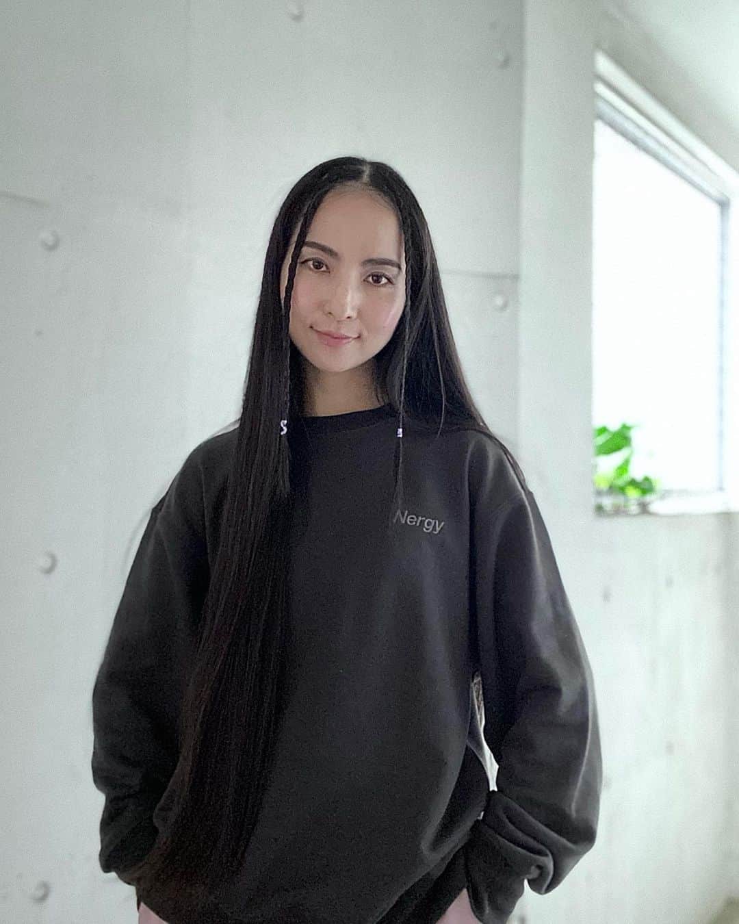 芥川舞子のインスタグラム：「@nergyjapan の2023ss はジェンダーレス・エイジレス・サイズレス、当たり前にどんな人も手に取り、身につけられるものをテーマに展開されているATHLOUNGEシリーズ（“ATHLETIC”と“LOUNGE”をかけ合わせたメッセージ）がおすすめです！  吸水速乾やUV機能を備えたCOOLMAX®︎の機能糸を使用しているのも嬉しいポイント。  私はこのスウェット、夫とシェアして着ます。  ピンクのパンツも春らしくてお気に入りなんです。  #nergy  #nergy23ss #athlounge #athleisurewear #unisex #coolmax   #ナージー  #アスラウンジ #春の新作 #アスレジャー #スウェット #スウェットセットアップ #パーカー #機能性 #ユニセックス #pr」