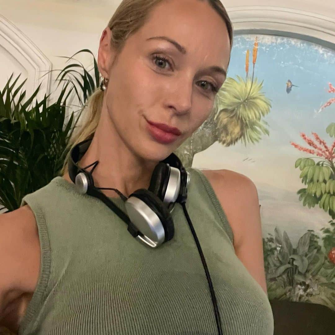 エミリー・スコットのインスタグラム：「Sunset sets 🌴🪲」