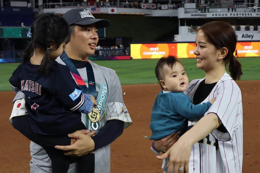 石橋杏奈のインスタグラム：「WBC  遅ればせながら、チームJAPANの皆さま 優勝おめでとうございます！！！  そしてお疲れさまでした  数々のドラマに何度も何度も心が震えました 7戦全勝！本当に素晴らしいです！！！ 夢のような日々をありがとうございました  夫としては、  悔しい気持ちのほうが強いと思います  球へのアジャストが難しくて 逃げ出したかったかもしれない  納得のいく形ではなかったと思うけれど  それでもこの短期間で 結果を残すことができたこと  JAPANのメンバーに選んで頂けたこと  私は心の底から誇りに思うし ここまで戦い抜いたことを讃えたいです  この悔しさはシーズンで晴らすぞー！  開幕はすぐそこだー！ 球春の到来にドキドキして眠れません笑  #wbc #侍japan #球春到来」