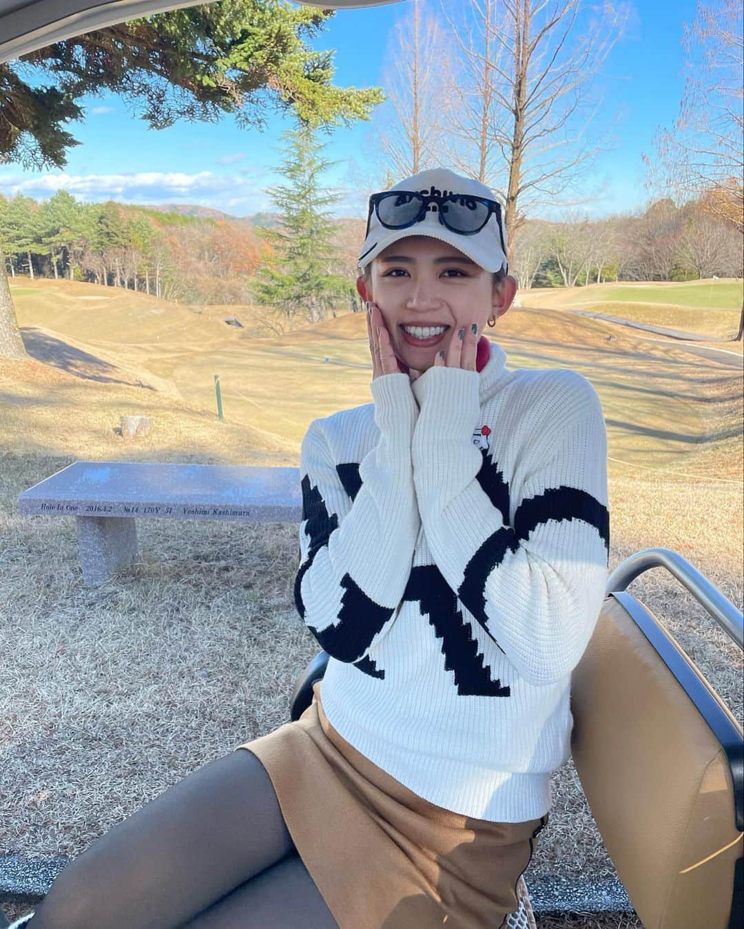 のインスタグラム：「載せるの忘れてたやつ⛳️ ウェアが可愛すぎる☺︎ @archivio.official   先日久々に80台で回れました🔥 少しずつ暖かくなってきて そろそろスコアも良くなるかな？ 最近いいペースで練習いけてるから きっと去年より上手くなってるはず！笑 ベスト更新！絶対する！ とみなさんの前で宣言して有言実行しよう💪🏽  #ゴルフ #ゴルフ女子 #ゴルフ本気女子 #golf #golfwear #ゴルフウェア #archivio #今年はベスト更新」