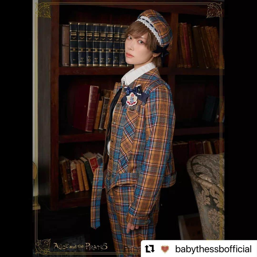 ルウトさんのインスタグラム写真 - (ルウトInstagram)「💛  #Repost @babythessbofficial with @use.repost ・・・ . ALICE and the PIRATES 新作ご予約「 Chester＆Maisy 」シリーズ  店舗ご予約希望受付期間(抽選):3月24日(金)～3月27日(月)12時   抽選結果は 3月28日(火) 各店開店以降 店舗より順次ご連絡させていただきます  通販ご予約期間(先着):3月24日(金)12時～3月27日(月)12時  P19JS207 Chester＆Maisyヨーク付きジャンパースカート マスタード/グリーン 28,800円+税  P19SK504 Chester＆Maisyキルト風コルセットスカート マスタード/グリーン 27,800円+税   P19JK317 Chester＆Maisyジャケット マスタード/グリーン 29,800円+税   P19PT604 Chester＆Maisyベルト付きロングパンツ マスタード/グリーン 24,800円+税  P19BL407 Chester＆Maisyネクタイ付きシャツ オフ白/黒 20,800円+税  P19HA925 Chester＆Maisyベレー帽 マスタード/グリーン 8,500円+税  P19HA932 Chester＆Maisyリボンヘッドドレス マスタード/グリーン 7,000円+税  P19OT012 Chester＆Maisyワッペン付きリボンブローチ 紺/グリーン 3,800円+税  #ALICEandthePIRATES#アリスアンドザパイレーツ」3月25日 11時44分 - chitoseruto