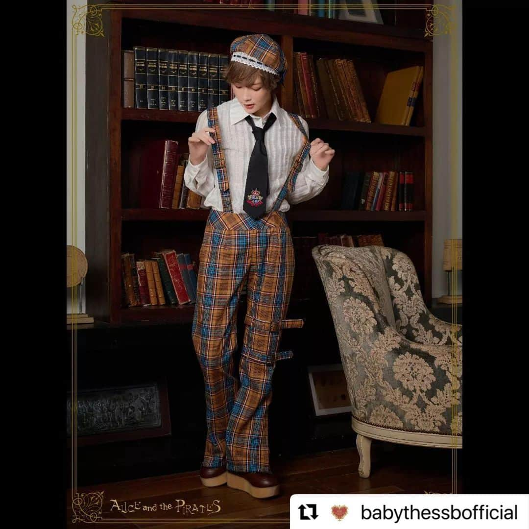 ルウトさんのインスタグラム写真 - (ルウトInstagram)「💛  #Repost @babythessbofficial with @use.repost ・・・ . ALICE and the PIRATES 新作ご予約「 Chester＆Maisy 」シリーズ  店舗ご予約希望受付期間(抽選):3月24日(金)～3月27日(月)12時   抽選結果は 3月28日(火) 各店開店以降 店舗より順次ご連絡させていただきます  通販ご予約期間(先着):3月24日(金)12時～3月27日(月)12時  P19JS207 Chester＆Maisyヨーク付きジャンパースカート マスタード/グリーン 28,800円+税  P19SK504 Chester＆Maisyキルト風コルセットスカート マスタード/グリーン 27,800円+税   P19JK317 Chester＆Maisyジャケット マスタード/グリーン 29,800円+税   P19PT604 Chester＆Maisyベルト付きロングパンツ マスタード/グリーン 24,800円+税  P19BL407 Chester＆Maisyネクタイ付きシャツ オフ白/黒 20,800円+税  P19HA925 Chester＆Maisyベレー帽 マスタード/グリーン 8,500円+税  P19HA932 Chester＆Maisyリボンヘッドドレス マスタード/グリーン 7,000円+税  P19OT012 Chester＆Maisyワッペン付きリボンブローチ 紺/グリーン 3,800円+税  #ALICEandthePIRATES#アリスアンドザパイレーツ」3月25日 11時44分 - chitoseruto