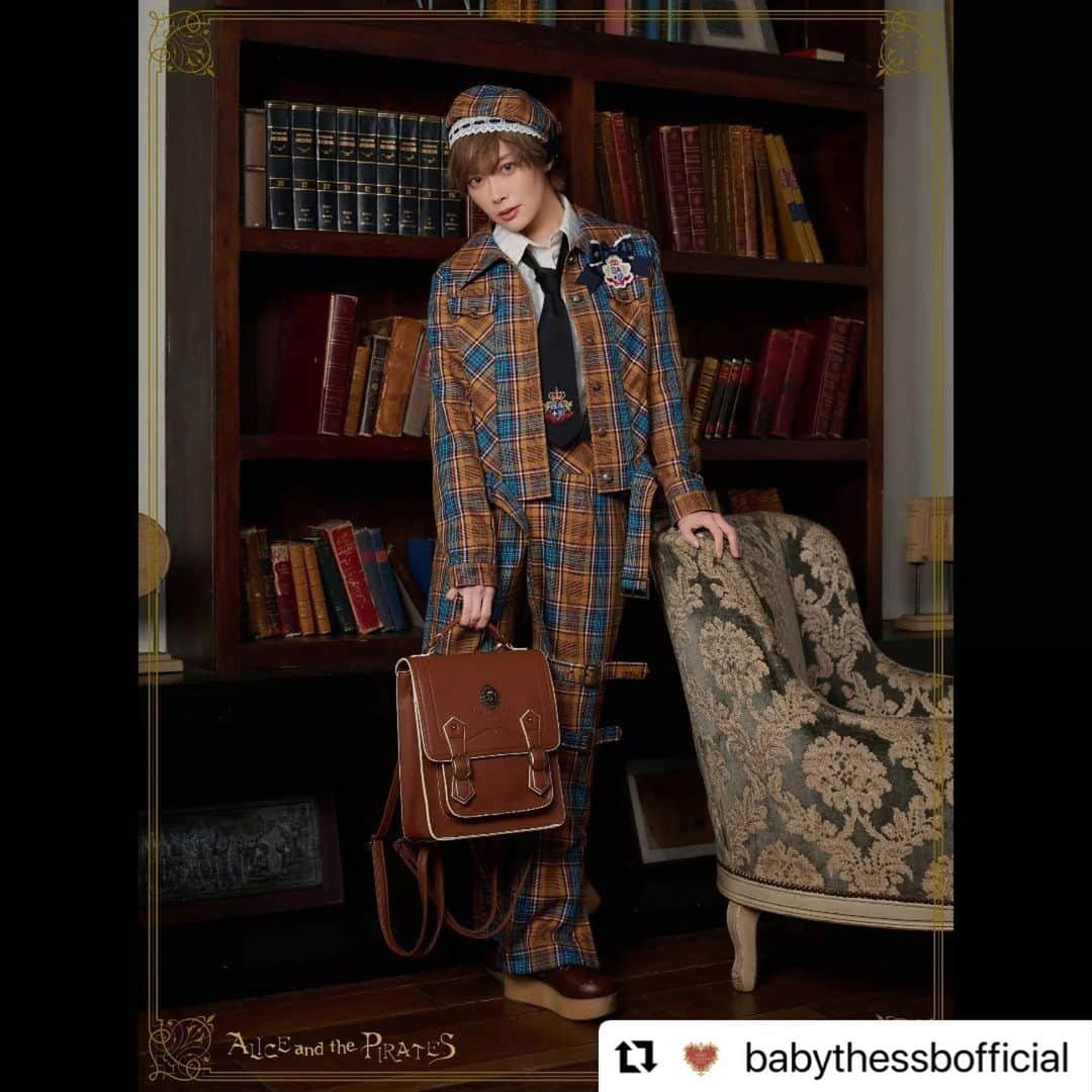 ルウトのインスタグラム：「💛  #Repost @babythessbofficial with @use.repost ・・・ . ALICE and the PIRATES 新作ご予約「 Chester＆Maisy 」シリーズ  店舗ご予約希望受付期間(抽選):3月24日(金)～3月27日(月)12時   抽選結果は 3月28日(火) 各店開店以降 店舗より順次ご連絡させていただきます  通販ご予約期間(先着):3月24日(金)12時～3月27日(月)12時  P19JS207 Chester＆Maisyヨーク付きジャンパースカート マスタード/グリーン 28,800円+税  P19SK504 Chester＆Maisyキルト風コルセットスカート マスタード/グリーン 27,800円+税   P19JK317 Chester＆Maisyジャケット マスタード/グリーン 29,800円+税   P19PT604 Chester＆Maisyベルト付きロングパンツ マスタード/グリーン 24,800円+税  P19BL407 Chester＆Maisyネクタイ付きシャツ オフ白/黒 20,800円+税  P19HA925 Chester＆Maisyベレー帽 マスタード/グリーン 8,500円+税  P19HA932 Chester＆Maisyリボンヘッドドレス マスタード/グリーン 7,000円+税  P19OT012 Chester＆Maisyワッペン付きリボンブローチ 紺/グリーン 3,800円+税  #ALICEandthePIRATES#アリスアンドザパイレーツ」