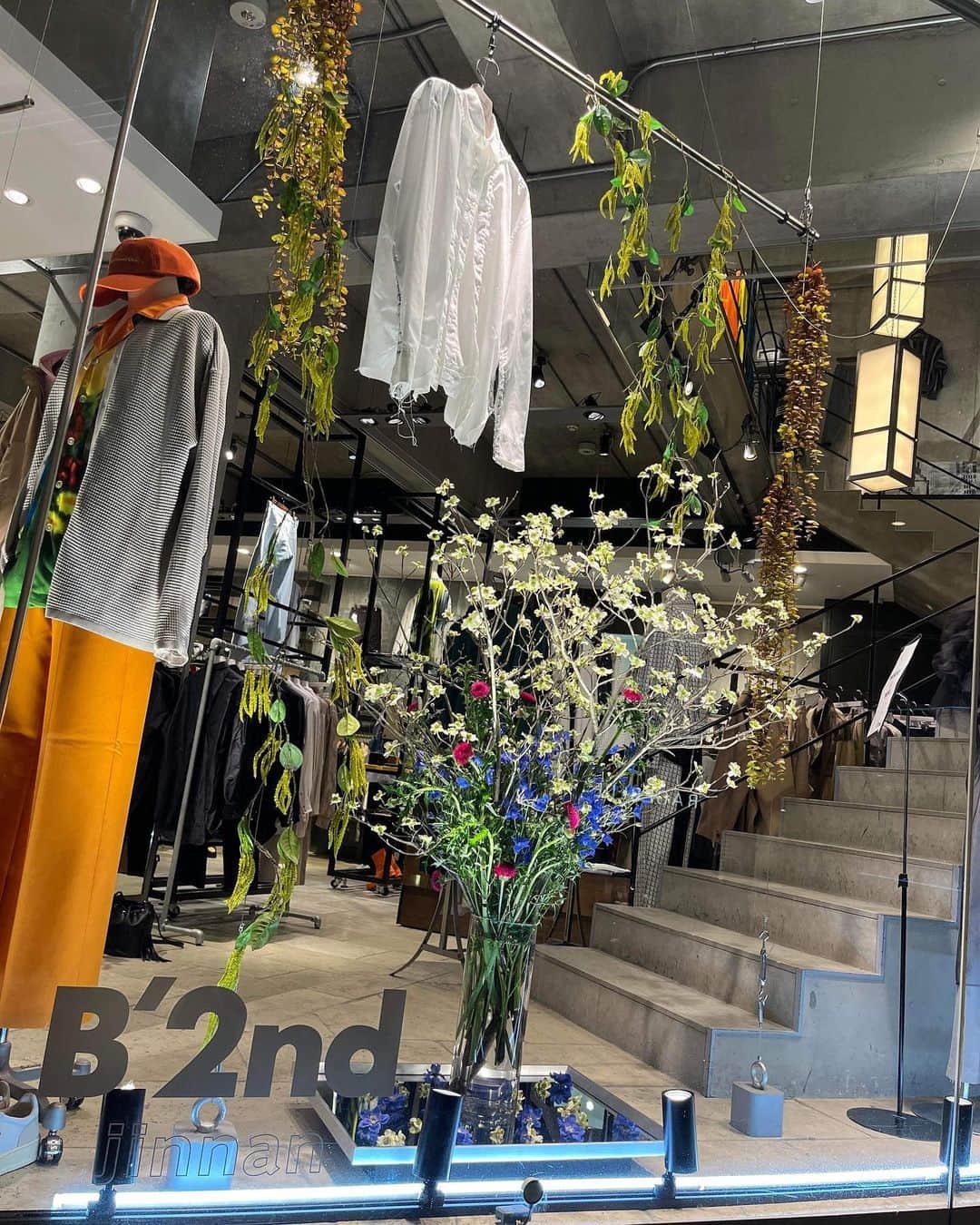 メアグラーティアのインスタグラム：「本日と明日26日、meagratia 23FW 受注会をB’2nd JINNAN STORE様　@b2nd_jinnan にて行います。 店内インスタレーションの空間で商品をご覧いただけます。 このイベントのみの商品もご用意しておりますので、是非ご来場くださいませ。  PLACE: B’2nd JINNAN STORE DATE: 3/25(Sat) - 3/26(Sun) TIME: 11:00 - 20:00  #meagratia #B2nd #23fw」