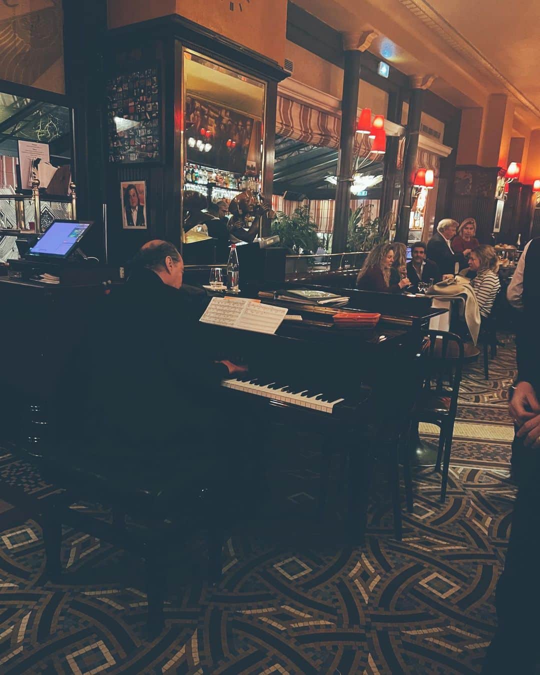 白澤貴子のインスタグラム：「Our tasty memories in Paris.  基本パリは１人でサッと来ることがほとんどなのでカフェは行ってもあまり外食を多くはしないのだけれど、育ち盛り息子と一緒となると話は別。  今回は毎晩外へ出てお気に入りの場所で食べて、私には珍しく、パリでの毎日が美味しい記憶に。  すべては撮影しなかったけれど、外食も部屋でのご飯も、ジビエと乳製品が大好きな私たちらしい食事ばかり。 日本ではなかなか食べられないカエルもウサギも牛肉の塊も、そして濃厚なチーズやヨーグルトも食せて大満足。  あまり捏ねくり回さず、素材の味を活かした料理たちはやっぱりいいね、なんて話しながら二人で楽しく過ごした時間が既にもう懐かしい。  #白澤とパリ」