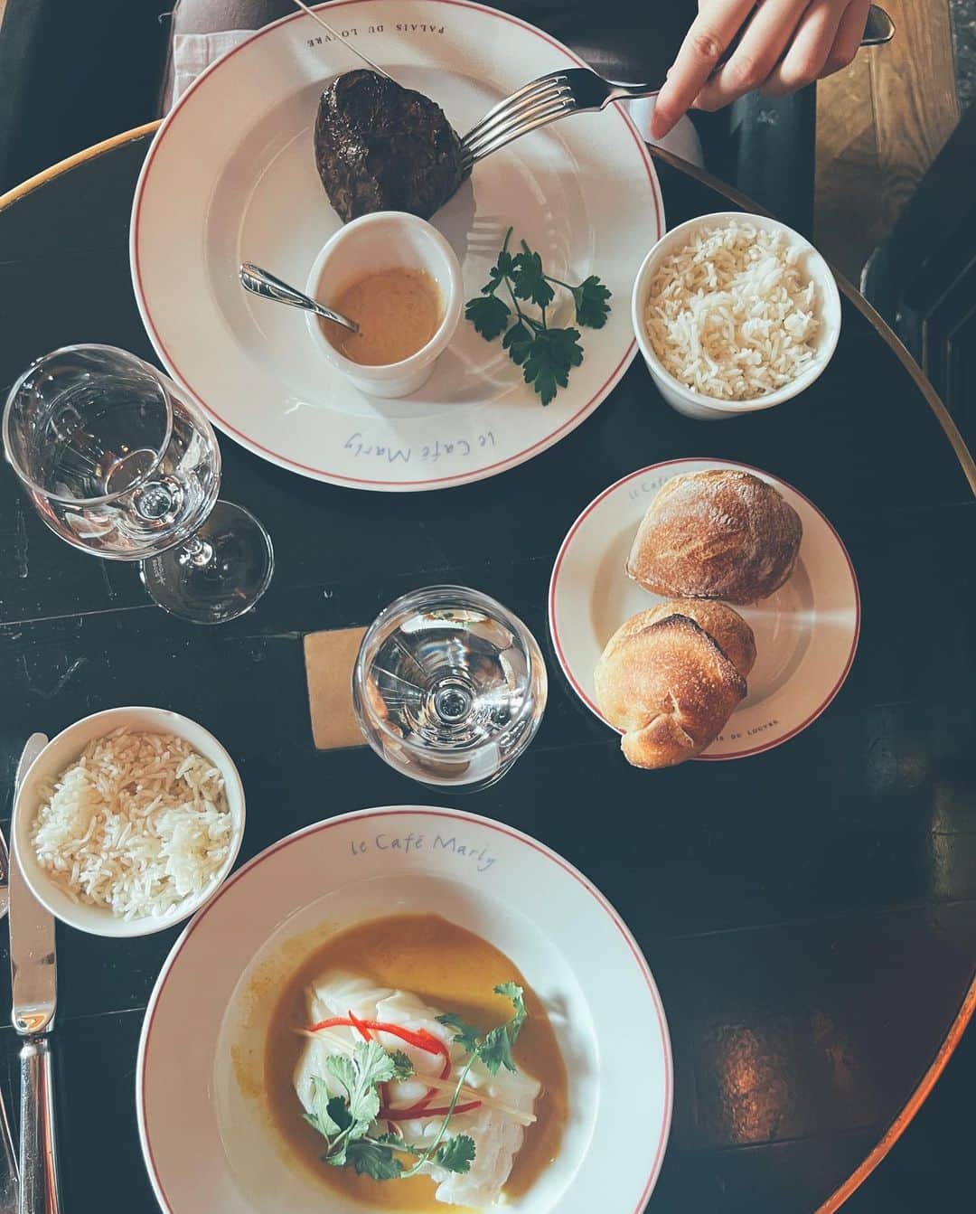 白澤貴子さんのインスタグラム写真 - (白澤貴子Instagram)「Our tasty memories in Paris.  基本パリは１人でサッと来ることがほとんどなのでカフェは行ってもあまり外食を多くはしないのだけれど、育ち盛り息子と一緒となると話は別。  今回は毎晩外へ出てお気に入りの場所で食べて、私には珍しく、パリでの毎日が美味しい記憶に。  すべては撮影しなかったけれど、外食も部屋でのご飯も、ジビエと乳製品が大好きな私たちらしい食事ばかり。 日本ではなかなか食べられないカエルもウサギも牛肉の塊も、そして濃厚なチーズやヨーグルトも食せて大満足。  あまり捏ねくり回さず、素材の味を活かした料理たちはやっぱりいいね、なんて話しながら二人で楽しく過ごした時間が既にもう懐かしい。  #白澤とパリ」3月25日 11時50分 - takakoshirasawa