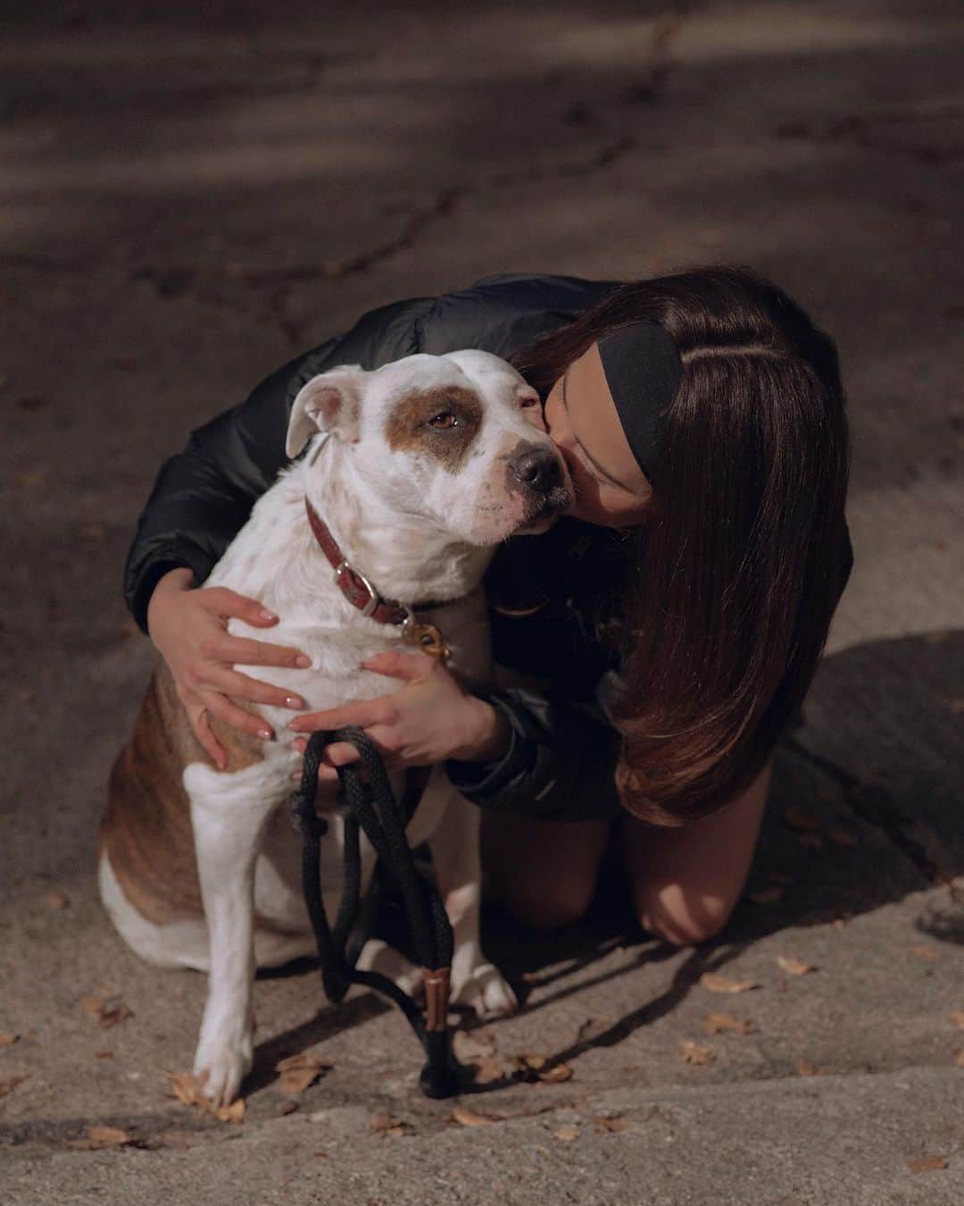 ゾーイ・ドゥイッチのインスタグラム：「have u ever seen a dog so embarrassed to take a picture with their owner because like ……??」