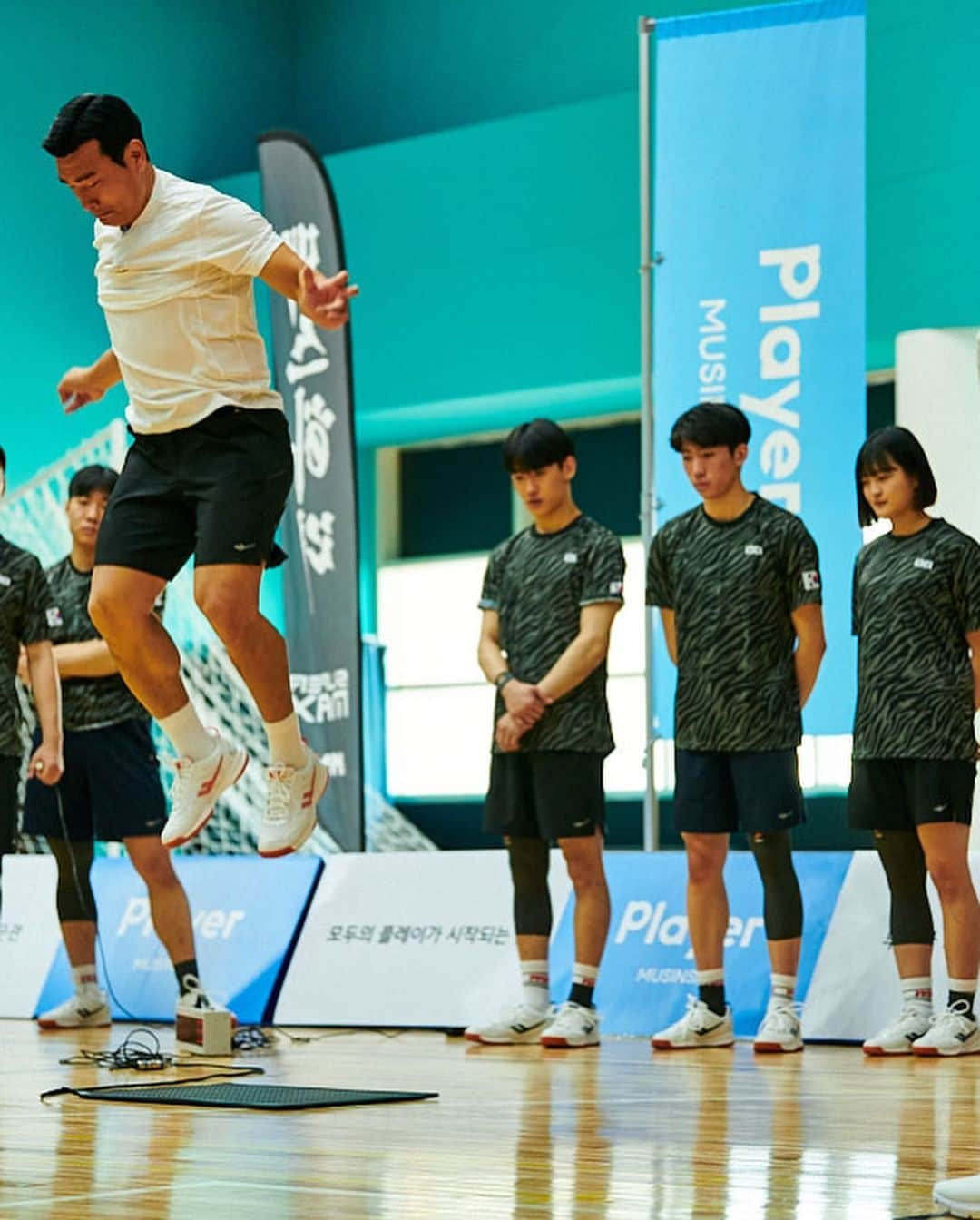 チョ・ウォニのインスタグラム：「30년동안 축구만 하다가 체대 입시에 도전합니다!🔥  무신사 플레이어 앰버서더로서  스페셜 게스트와 함께한 체대입시 도전기  3/27(월)에 이거해조 원희형 유튜브에서 확인 해주세요. #가야돼가야돼 #와우와우 #디스이즈무신사」