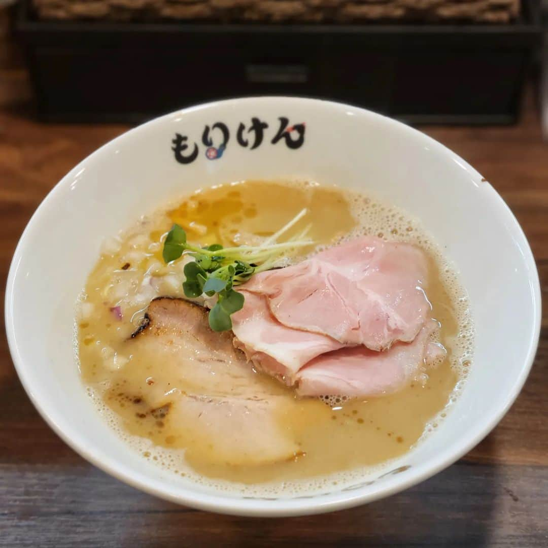 高萩洋次郎さんのインスタグラム写真 - (高萩洋次郎Instagram)「🍜盛田軒🍜  サンフレッチェ広島時代に一緒にプレーした盛田剛平さんが、先日ラーメン屋をオープンしたので行ってきました！  めちゃくちゃ美味しかったので、皆さんお近くに行かれた際は、ぜひ行ったみて下さい！  #盛田軒　#盛田剛平　#ラーメン」3月25日 12時16分 - yojiro_08