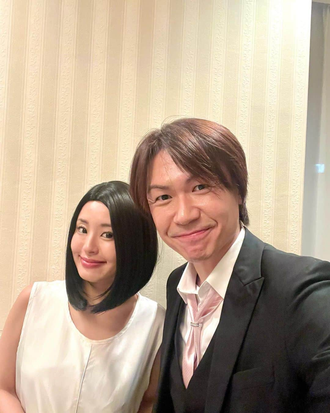 加島ちかえのインスタグラム：「ジンチカ夫妻でMC🎤✨  終演後に写真撮ったんだけど 私がガッツリ上戸彩さんの ものまねだったからか  夫がボソッと "なんかさぁ、俺も、 城咲仁のものまねの人みたい"  と🤣🤣🤣‼︎笑笑  川越市にある、 共同流通株式会社様、35周年 本当におめでとうございます✨ 社長様が熱意と愛溢れてる方で 社員の皆様にもとてもよくしていただき、 野球界のスター、中畑清さんにも またお会いできて すごくいいエネルギーと 笑顔の溢れるひとときでした✨  呼んでいただき ありがとうございました❣️  全国どこへでも、ジンチカ夫妻 盛り上げに参上します✊✨✨  #城咲仁　#加島ちかえ　#mc  #司会　#ものまね  #企業イベント #感謝　 #中畑清 #岡義朗  #新沼謙治 #野球界のレジェンド  #川越市1日警察署長以来とても川越市にご縁があって嬉しい」