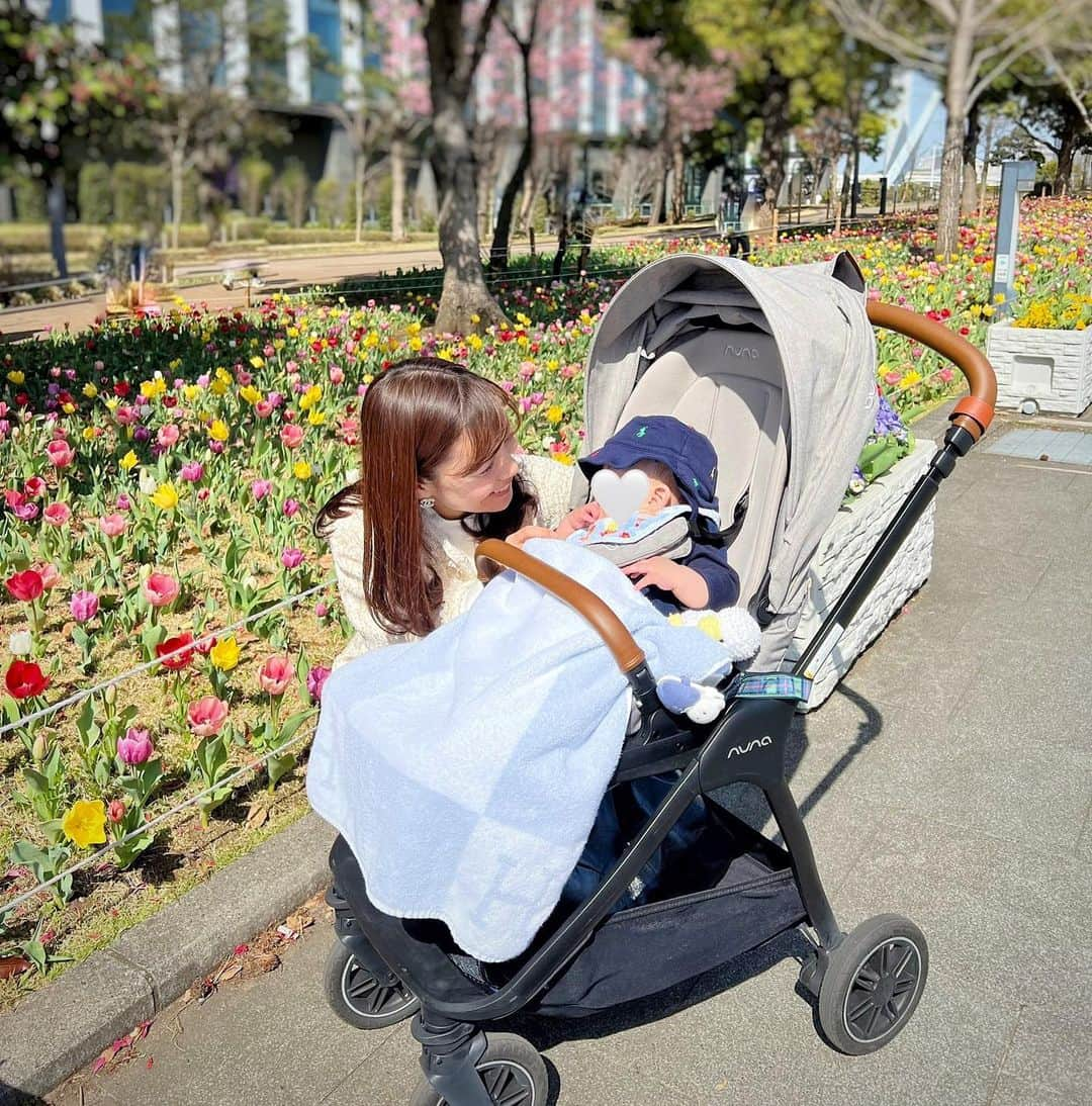 福山唯のインスタグラム：「🌷🌷🌷 可愛いチューリップを見に♡ ポカポカで気持ちよかった日❤️  チューリップがよく見えるかな？とこれを機に！と思って椅子の向きを反対にしてみたら泣きました🥹✨ すぐに戻しました🥹wもう少し我が子のお顔を見てお散歩できて嬉しい💗  簡単に椅子の向きが変えられるから助かった🥹✨✨  #tulip #nuna #with_nuna #odaiba #お台場 #チューリップ　#春　#お散歩日和　#ベビーカー　#ヌナ　#ママとぼーや　🤍」