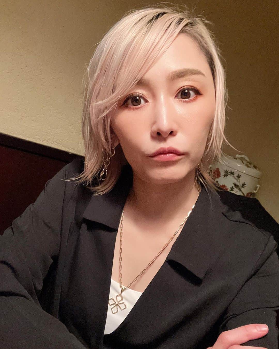 のインスタグラム：「本日映画『墨田川 華いちりん』の舞台挨拶です🙌✨ お時間のある方是非観に来て下さいね🥰 以下詳細✨  向島の芸者の世界を映画にしました。映画『墨田川 華いちりん』  3/25日『池袋シネマフェスタ2023』内で “#特別プレ試写会として1度だけ上映”することになりました。次は年内にあるかは未定です。ぜひ！この機会にご覧になって下さいませ！”※映画のみご覧になれます。私に直接でもお席をお取り致します。  映画【墨田川華いちりん】特別プレ試写会〈初お披露目〉  【会場】 としま区民センター8F『多目的ホール』《500名》   【日時】  2023年3月25日《土曜》14時50分～16時40分   『池袋シネマフェスタ2023』 【1部】 コンサート・シネマトーク 13時〜14時20分 シネマ   →【2部】※チケットは2部(舞台挨拶・特別プレ試写会)のみでお買い求め出来ます。※2部 1800円  映画『 墨田川 華いちりん』初お披露目！ 14時50分～舞台挨拶《20分》 15時10分～16時40分 《90分》   【映画出演】 久米田彩・橘ゆかり・総務雄一郎・菜乃華れみ・だんしんぐ由衣・斉藤レイ・杏さゆり・橋本智恵子・長原新・松井みどり・松岡美沙・黒木美結・てるてる・岡田彩花・須賀由美子・松川貴則・豊村貴洋・北出浩二・農塚誓志・渡辺克己・宮崎恵治・コウガシノブ・Mr.シャチホコ・高汐巴  脚本 松本京／監督 神田裕司   【3月25日舞台挨拶】 久米田彩・橘ゆかり・コウガシノブ・杏さゆり・高汐巴・神田裕司(監督)   MC:ジャガモンド斉藤 (映画コメンテーター・お笑い芸人:ケイダッシュステージ所属）     (あらすじ) 舞台は花街の灯りが消えそうな向島が舞台。千歳は芸者として10年ほど働いていたが、とある出来事で花街の世界から離れることとなった。熱海の旅館で女中として働き3年が過ぎた頃、向島の料亭入舟の板前に「帰ってきて欲しい」と相談された。悩んだ末、向島の料亭に帰ったが、問題に次ぐ問題が発覚。ましてや出戻りには厳しい現実が待ち構えていた。そして3年前に千歳が向島を離れた理由の裏にあった秘密を知ってしまう。料亭の「家族」を巻き込んでの笑いあり涙ありのエンターテイメント。人生は迷いの連続、そして選択の連続。どの道を選ぼうとも千歳は自分の道を生きて行く、迷いながら。  音楽監修 宇津本直紀(元DEEN:現音楽プロデューサー)  ラインプロデューサー:吉田晃浩・テクニカルプロデューサー:高橋武良・プロデューサー:アレス  【入場料】 1部 4000円／2部 1800円《1部2部 共通券5000円》   申し込みフォームB(2部)チケットをお選びください。 https://www.quartet-online.net/ticket/ikecinema2023  映画『 墨田川　華いちりん』 公式ツイッター https://twitter.com/eiga_sumihana?t=zqsuvnv20-7YvBd8ss-cJg&s=06  制作:KMムービーラボラトリー　   『池袋シネマフェスタ2023』制作委員会  (株)メネフネ」