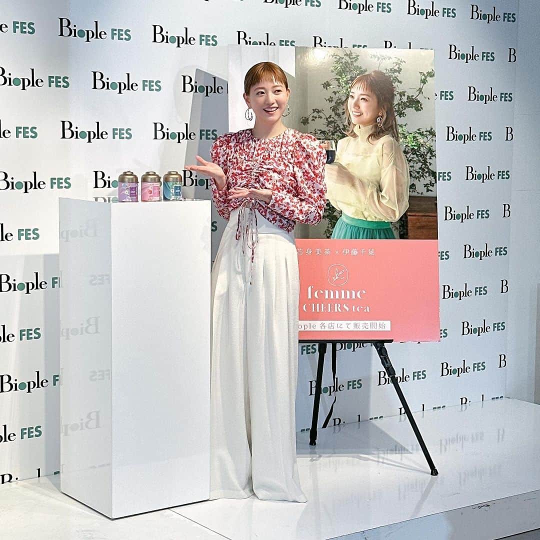 伊藤千晃のインスタグラム：「先日のトークショー、 芯身美茶さんとのコラボティーがいくつか記事になってます😄✨ ⁡ Twitterでもリツイートしているので、 ぜひ読んでみてください！！ ⁡ HPからは予約受付中❣️ 3点セットでは耐熱マグカップついてくるよ😉 ⁡ #femmecheerstee ⁡#フェムティー  #芯身美茶  #伊藤千晃  #ハーブティー #オーガニックティー  #女性の健康」