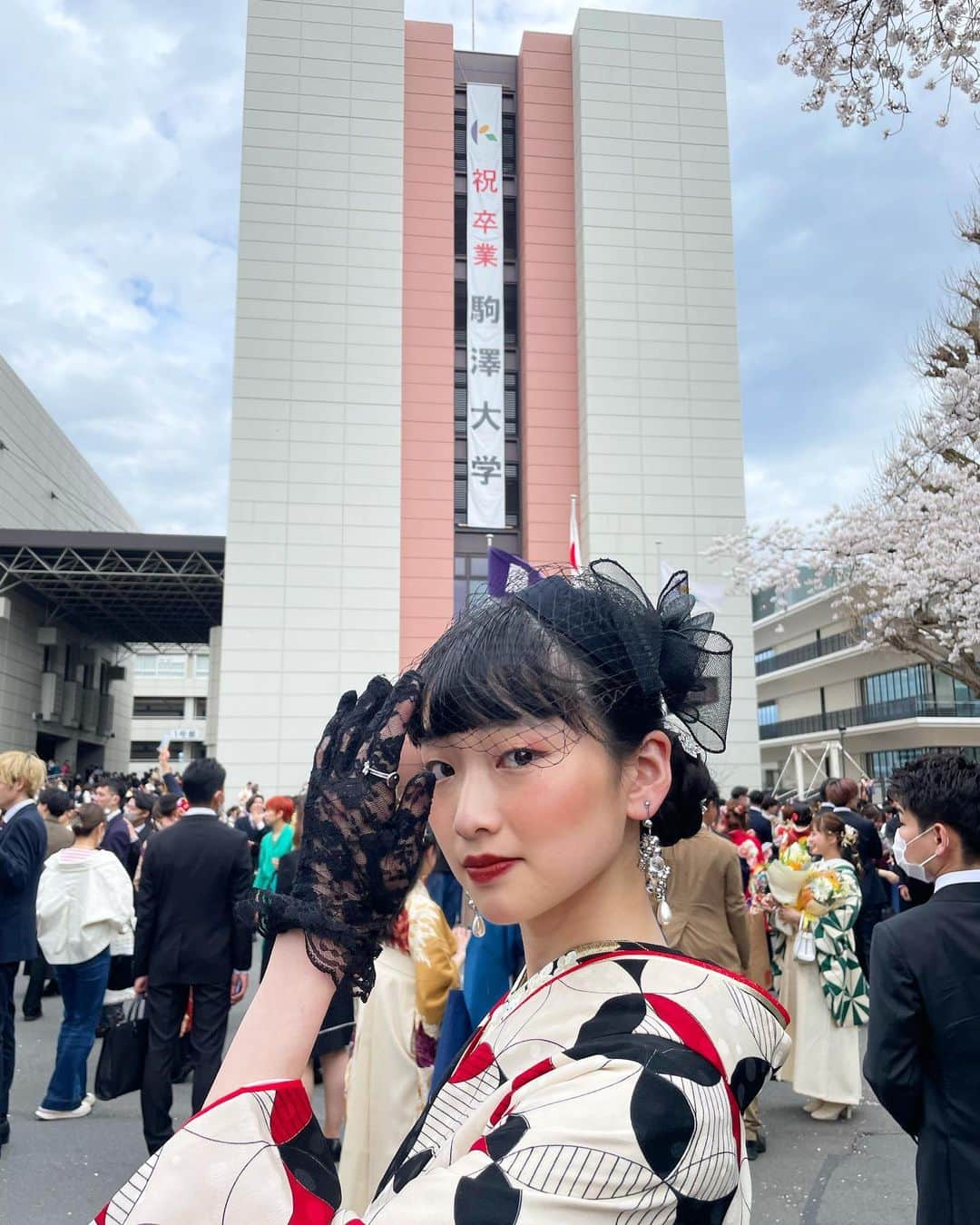 月山京香さんのインスタグラム写真 - (月山京香Instagram)「. 昨日、駒澤大学 文学部歴史学科を卒業しました！ ⁡ ⁡ 大好きな日本史を学びたくて選んだ道でしたが、 活動と勉学の両立が想像以上に厳しくて 自分の中で葛藤が数え切れないほどありました。 またコロナ禍でのオンライン授業も始まり、 友達と会えない日々もなかなか辛かったなあと。 ⁡ パソコン持ってお仕事行くことや、 オーディション10分前までzoomいたりとかもしました。(そしていきなりいなくなるとか) ⁡ 4年生では教育実習のために大阪の母校を訪問したり(ありがとう生徒たち！)、卒業論文では女性の強さをテーマに 遊郭や公娼・廃娼について執筆しました。 踠きながらもなんとか書けたことは 何にも変え難い経験となりました。 ⁡ ⁡ 大好きな日本史が大嫌いになるぐらい勉強したし、 本当に充実しすぎる大学生活でした。 そしてこの道を選んで本当によかった！ 心の底から思います！ 大好きな友達、助けてくれた先生とマネさん、 ここまで育て上げてくれた家族には感謝しかありません。 ありがとうございます。 ⁡ これからはいち社会人として！ 強い心と責任感を今以上に持って、 邁進していきたいと思います。 同じく卒業した皆様、おめでとうございます🌸🌸🌸」3月25日 12時13分 - i_am_kyoka_yade