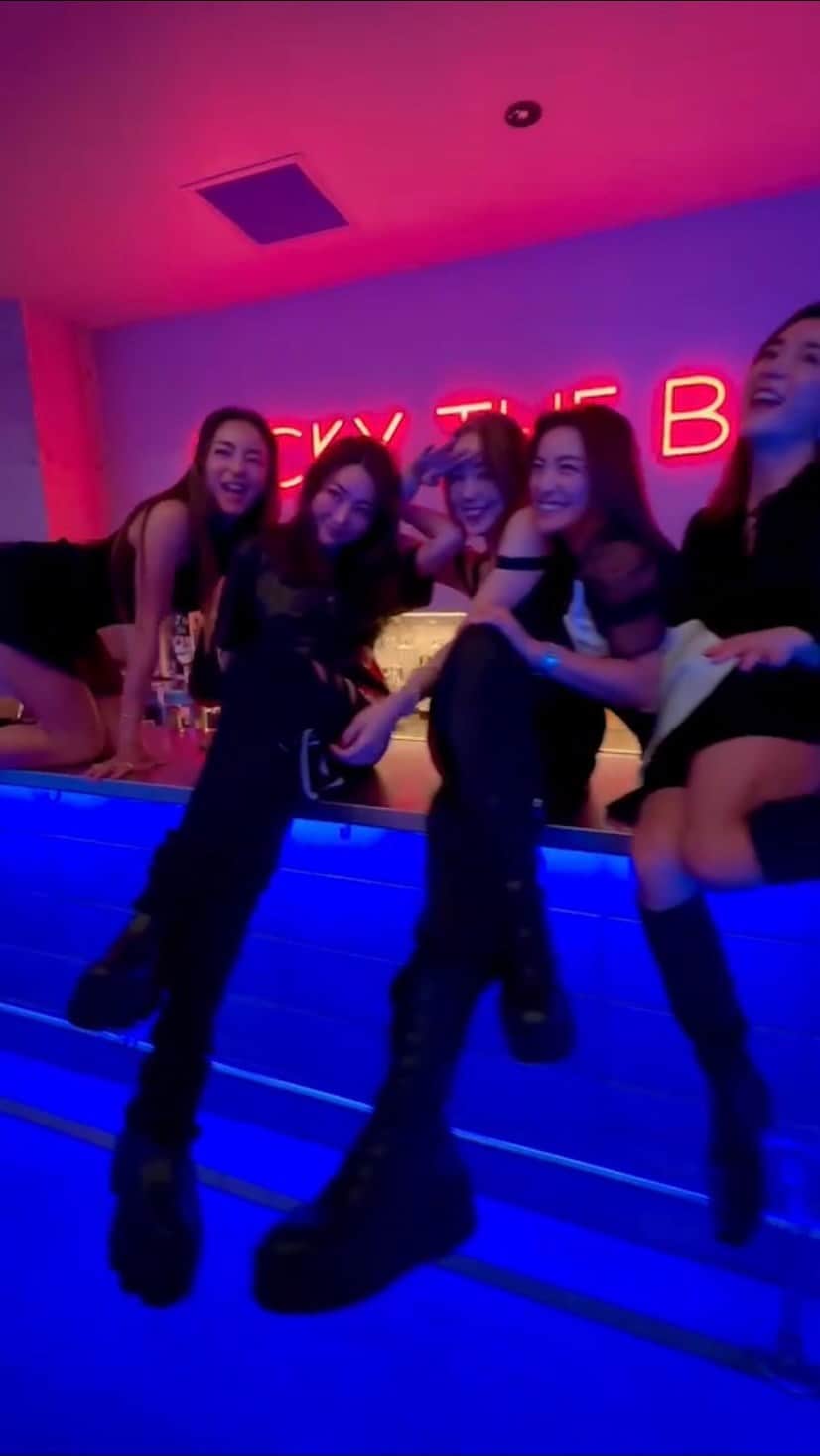 LiLyのインスタグラム：「FIND YOUR TRIBE LOVE THEM HARD 🌹🌹🌹🌹🌹🌹 同じ時代を同世代と して生きていて 「気」まで合う💍  なんなら、 あっちゃんとは 小1のとき家が 真裏で、毎日、 ツルんでいた!!!  ▶︎35年後にキた✈︎ now   @kusayuu  @kaorishima_  @atsukomatsufuji  @ayano.2.5.2.5  コヨーテアグリー みたいに撮るよby @yuyanara 📸　  #40代　#楽しすぎるね #感謝🌹 #FRIENDS」