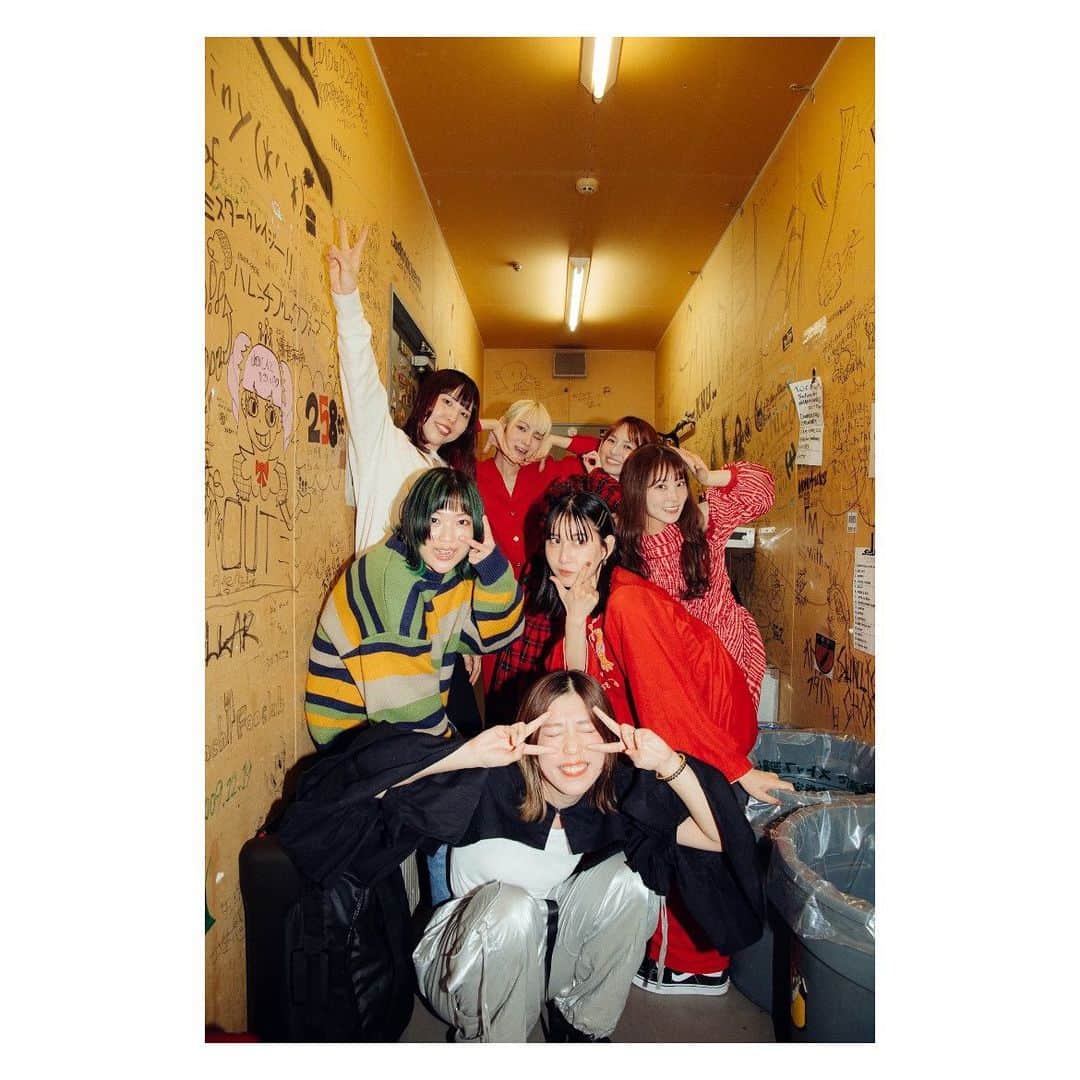 MAMIのインスタグラム：「Hump Back pre. "tour tour tour 2023"@秋田 clubSWINDLE . . Hump Backのみんな誘ってくれてありがとう🥹🫶 我々6年ぶりの秋田でございました🍚 打ち上げではみんなできりたんぽをｶﾞｶﾞｶﾞｶﾞｶﾞｶﾞｶﾞｧ‼️‼️とたいらげました🍲🈵💦 言葉が、音楽が、ガンガンと心に響いて気づいたら涙が溢れてるHump Backのライブ🥲🌷💕 最高な夜をありがとう🫶💕 明日の仙台もたのちみﾀﾞｮ😍💫よろしくお願い致します😍😍😍😍 . . . 📸 @__tpwbo」