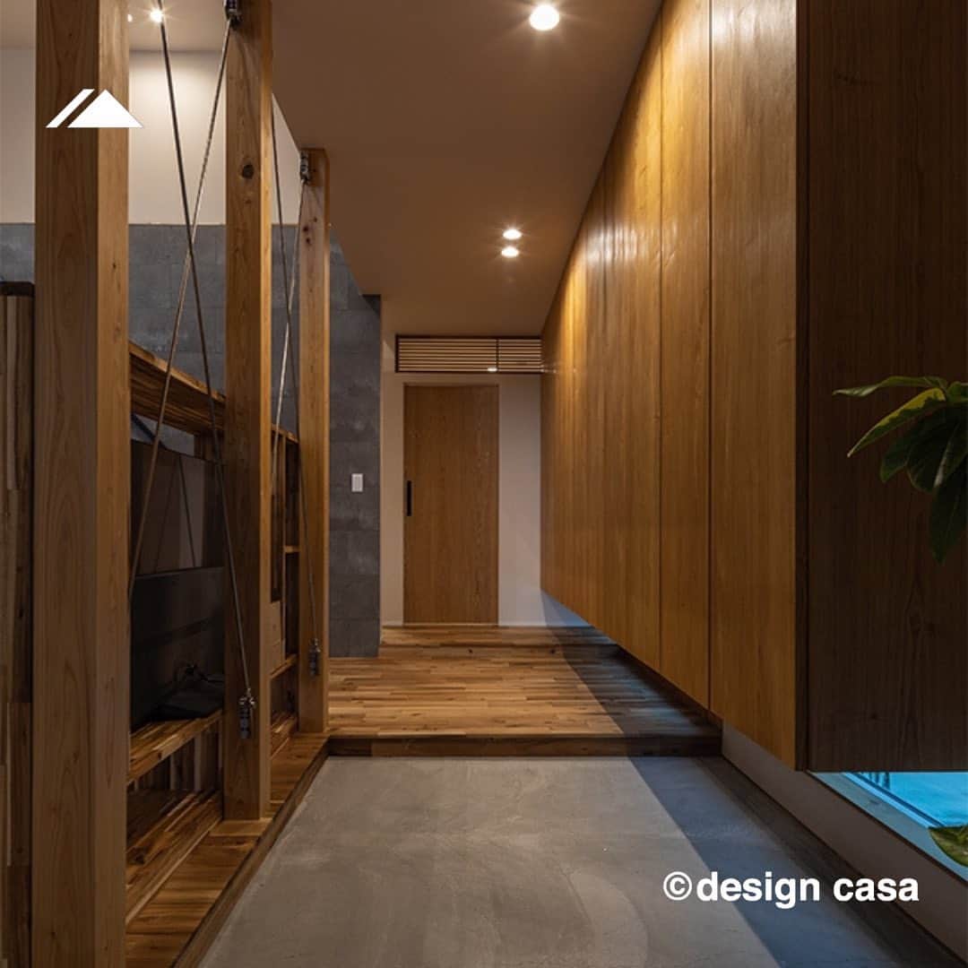 ONLY ONE HOUSE 株式会社 新谷組のインスタグラム：「* 　select from／Haus -ハウス- 【自由設計  design casa 】  玄関から繋がる リビング内部に設けた土間のスペース  アウトドアが大好きなご家族に 日常的に屋外を感じて頂くための設計です🌿  -------------------------------------- more photos...▷▷ @lidgehaus  follow me🕊 --------------------------------------  私たち#リッジハウス の目指すべき姿。 それは、「住まいの創造を通して 幸せな家族の未来を創出する」こと。  家を手に入れた満足よりも、 住んでからの満足を永続的に味わう。  そのために何気ない日常に 幸せを感じられる、 “あなたらしさ”を大切にした #家づくり のお手伝いをしたい。  そんな想いから #LIDGEHAUS は誕生しました🌱  Life is Designed General Enjoyment. ー 幸せは、いつも 何気ない日常にある。ー  #工務店 #新築 #一戸建て #マイホーム #マイホーム計画 #注文住宅 #デザイン住宅 #おおい町 #舞鶴市 #高浜町 #小浜市 #敦賀市 #若狭町 #美浜町 #嶺南 #玄関土間 #アウトドア #コートハウス #玄関インテリア #リビングインテリア」