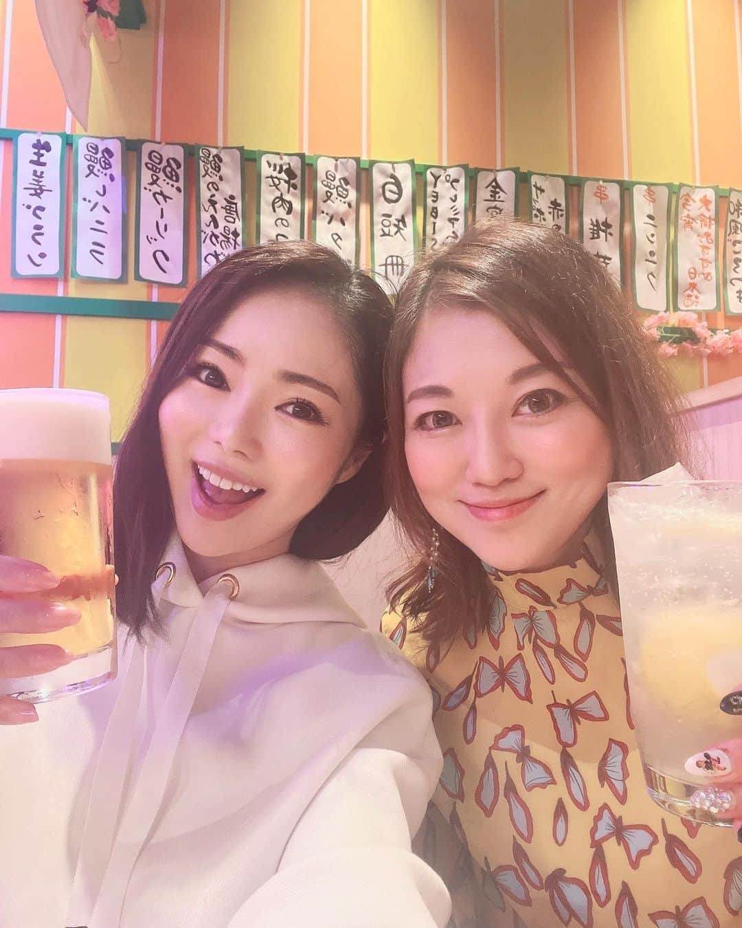 近藤英恵のインスタグラム：「さやかさんと浅草ツアー🌸  鰻串アペからのお花見、ふぐ🐡✨ お腹いっぱいで楽しすぎました🙌  #浅草食べ歩き#💛#☔️#🌸#桜満開#風情がありました#観光客いっぱい#🐡#お腹いっぱい#楽しかった#風神さんまたね#👋👋👋」