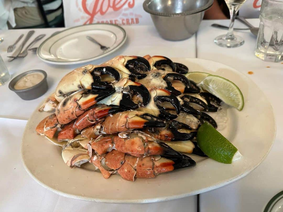 井口資仁のインスタグラム：「キャンプ取材最終日 マイアミの老舗レストラン Joe’s Stone Crab🦀 (ジョーズ・ストーンクラブ）へ  滞在期間ずっとお世話になった クルーの皆さんで お疲れ様会🍺  #井口忠仁 #井口資仁 #MLBスプリングキャンプ #ストーンクラブ #joe's stone crab #ジョージストーンクラブ  #マイアミ #フロリダ」