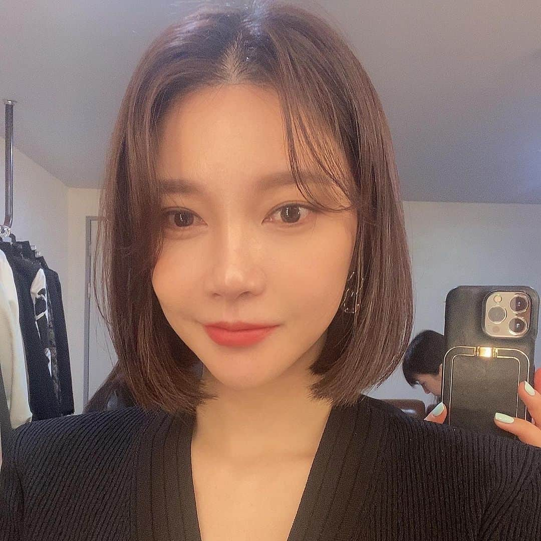 チャ・イェリョンのインスタグラム：「셀카 잘 안찍는데 오늘한번 도전….🤭 ENA 행복배틀 나영이🖤❤️💛 5월에 만나요」