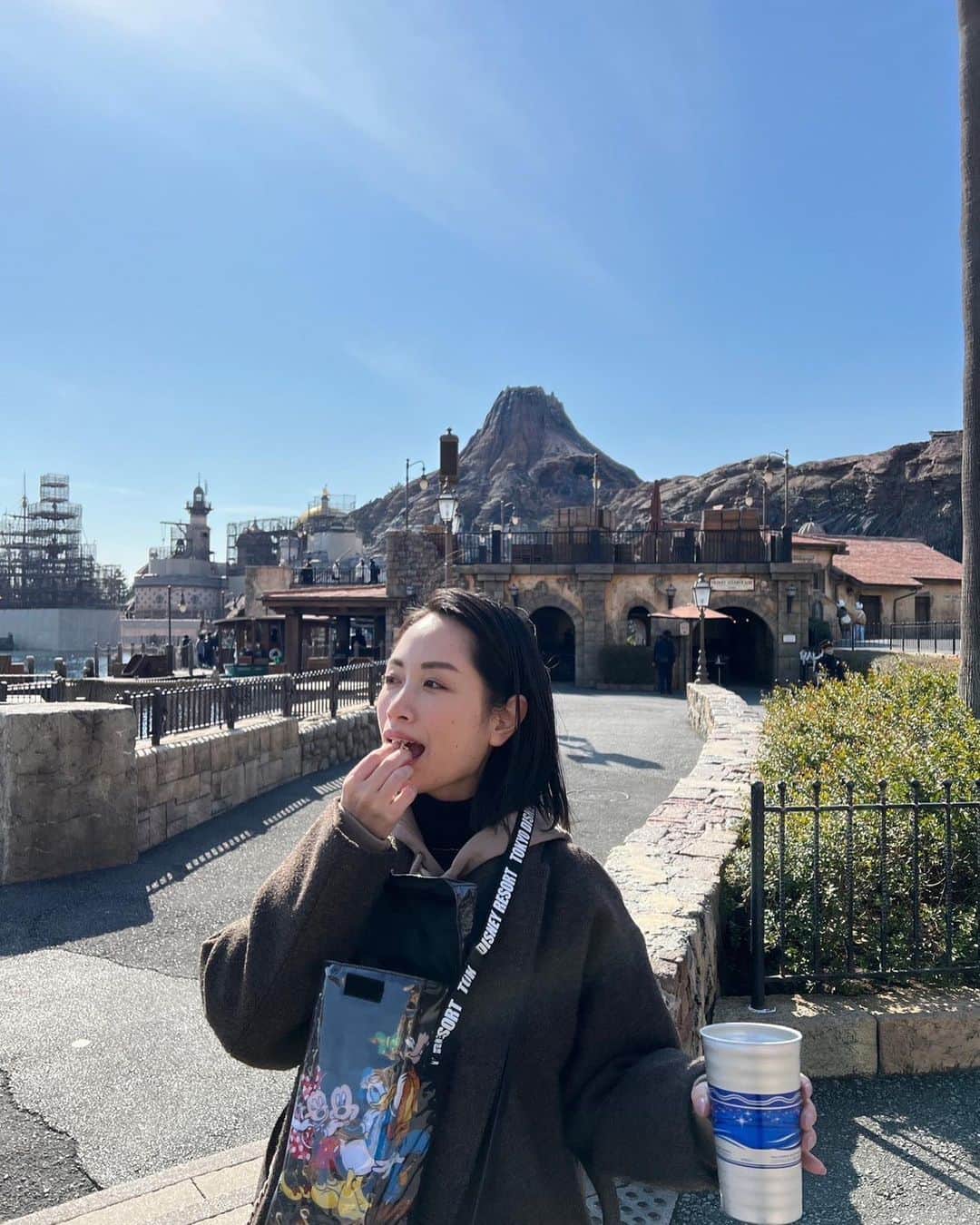 寺田有希のインスタグラム：「いつぶりだ😳！！？？ ちょっと前、 数年ぶりのディズニーに行けました！  夜のショーが見たくて、 今回はシーへ🌊✨  フリーランス特権をフルに活用させていただいて、 平日の参戦です！ ありがとう、フリーランス🥺✨  が……トラブルだらけ😂 でもそのトラブルが、思いもよらない ステキエピソードを 引き寄せてくれたりとかもして、 本当によき思い出になりました🙏✨  それはそうと！ このビールカップよ！！！！！！  え、これ最高じゃない😳！？ これに変えてくれた人、天才すぎる！ もうちょっと暖かくなったら、 このカップで飲むビール最高だろうな！ この時は寒かったから 手がめっちゃ冷たかったけども😂  ビールに合わせて、 餃子ドックにペッパーポップコーン🍿 はい、最高🍺✨  ランドも行きたいな、久しぶりに！  #東京ディズニーシー #ディズニーシー #久しぶり #フリーランス #フリーランス女子 #寺田有希 #teradayuki」