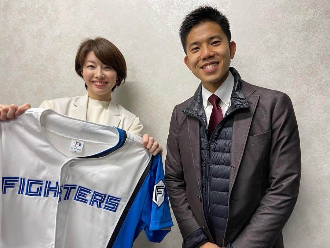 五十幡裕介さんのインスタグラム写真 - (五十幡裕介Instagram)「プロ野球オープン戦も、 この土日がラスト2試合⚾️ 今日25日(土)、明日26日(日)のファイターズvsスワローズの試合を 2日連続HTBで生中継です！  今日の解説は、坪井智哉さん。 明日の解説は、岩本勉さん。 加えて、放送席には、 今日は、「イチオシ!!」MCの森さやかさん、 明日は、「イチモニ！」MCの室岡里美さんも参戦✊ 開幕が来週に迫ったペナントレース、 そして、来月1日(土)の開幕第2戦の中継に向けて、 HTBが総力を挙げて盛り上げていきます🔥  WBC熱そのままに、この土日も野球でお楽しみ下さい🎺  【番組情報】 「イチオシ!!ファイターズ 北海道日本ハムvs埼玉西武」 今日25日(土)午後1時56分から 明日26日(日)午後1時55分から エスコンフィールド北海道より生中継  #エスコンフィールド #北海道 #北広島 #新球場 #オープン戦 #2日連続 #生中継 #北海道日本ハムファイターズ #日本ハム #ファイターズ #東京ヤクルトスワローズ #ヤクルト #スワローズ #解説 #坪井智哉 さん #岩本勉 さん #イチオシ!! #森さやか さん #イチモニ！ #室岡里美 さん #HTB #アナウンサー #五十幡裕介 #実況 #リポート」3月25日 12時50分 - htb_isohatayusuke