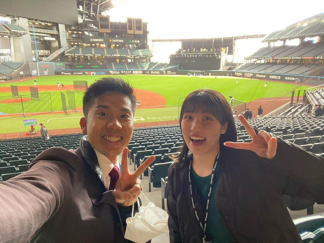 五十幡裕介のインスタグラム：「プロ野球オープン戦も、 この土日がラスト2試合⚾️ 今日25日(土)、明日26日(日)のファイターズvsスワローズの試合を 2日連続HTBで生中継です！  今日の解説は、坪井智哉さん。 明日の解説は、岩本勉さん。 加えて、放送席には、 今日は、「イチオシ!!」MCの森さやかさん、 明日は、「イチモニ！」MCの室岡里美さんも参戦✊ 開幕が来週に迫ったペナントレース、 そして、来月1日(土)の開幕第2戦の中継に向けて、 HTBが総力を挙げて盛り上げていきます🔥  WBC熱そのままに、この土日も野球でお楽しみ下さい🎺  【番組情報】 「イチオシ!!ファイターズ 北海道日本ハムvs埼玉西武」 今日25日(土)午後1時56分から 明日26日(日)午後1時55分から エスコンフィールド北海道より生中継  #エスコンフィールド #北海道 #北広島 #新球場 #オープン戦 #2日連続 #生中継 #北海道日本ハムファイターズ #日本ハム #ファイターズ #東京ヤクルトスワローズ #ヤクルト #スワローズ #解説 #坪井智哉 さん #岩本勉 さん #イチオシ!! #森さやか さん #イチモニ！ #室岡里美 さん #HTB #アナウンサー #五十幡裕介 #実況 #リポート」