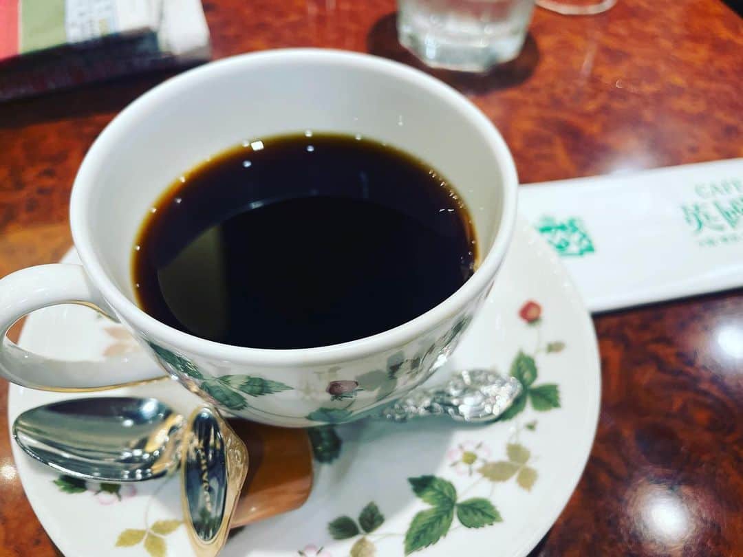 宮田麺児さんのインスタグラム写真 - (宮田麺児Instagram)「英国屋の焼きカレーは マグマより熱い。  地球のマントルを調味料にしてる。  劇場の合間に　舌と唇を焼かないように食べてます  英国屋のコーヒーが豆の甘さがあってめちゃくちゃ好き。  #焼きカレー#マグマ#コーヒー#漫才」3月25日 12時51分 - miyatamenji