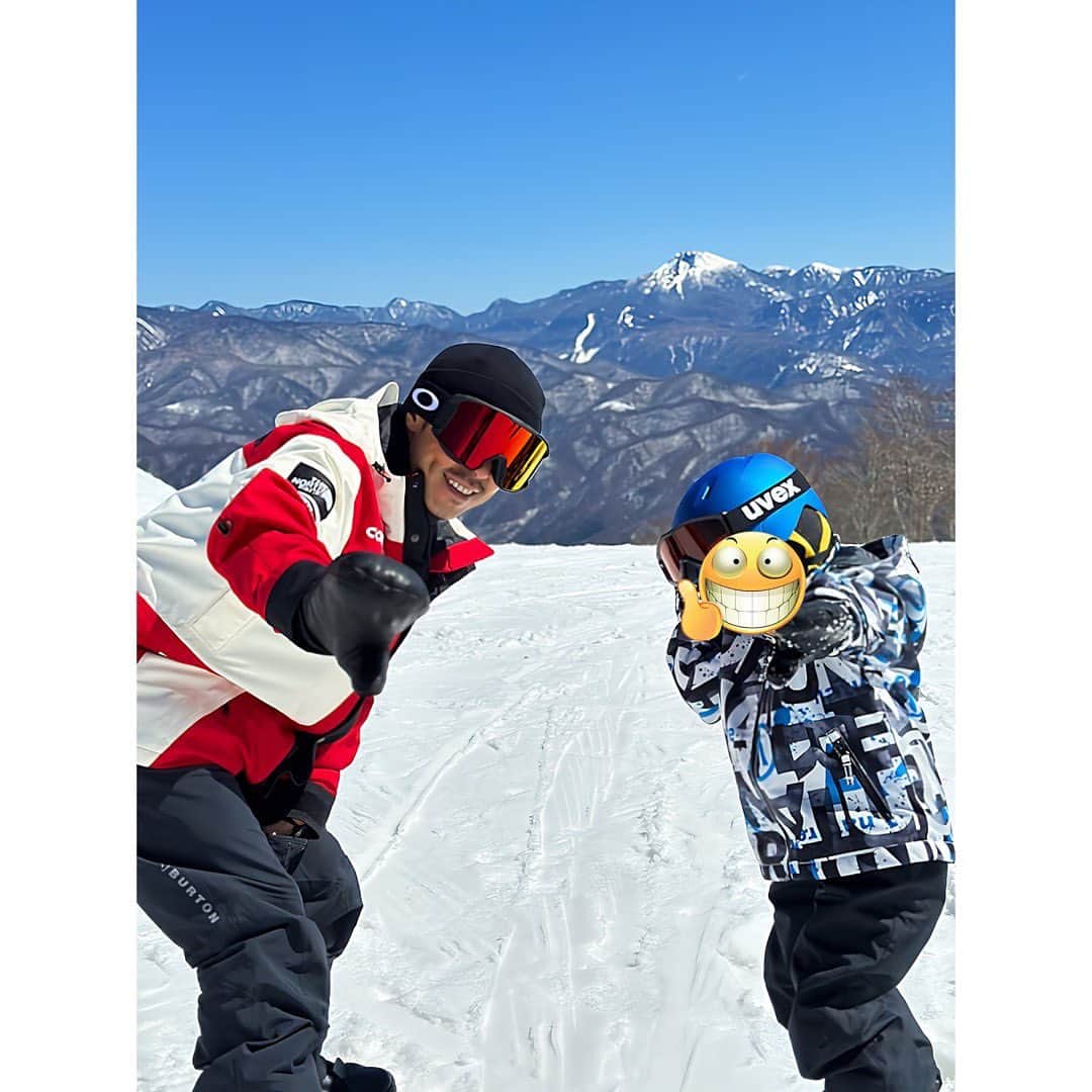 松本利夫のインスタグラム：「息子のスキー教室の付き添いから スノボにハマり 一緒に滑れる事が本当に楽しい パパ友や、先生達と一緒に(^^) 日帰りでも充分 天気も良くて最高でした🏂」