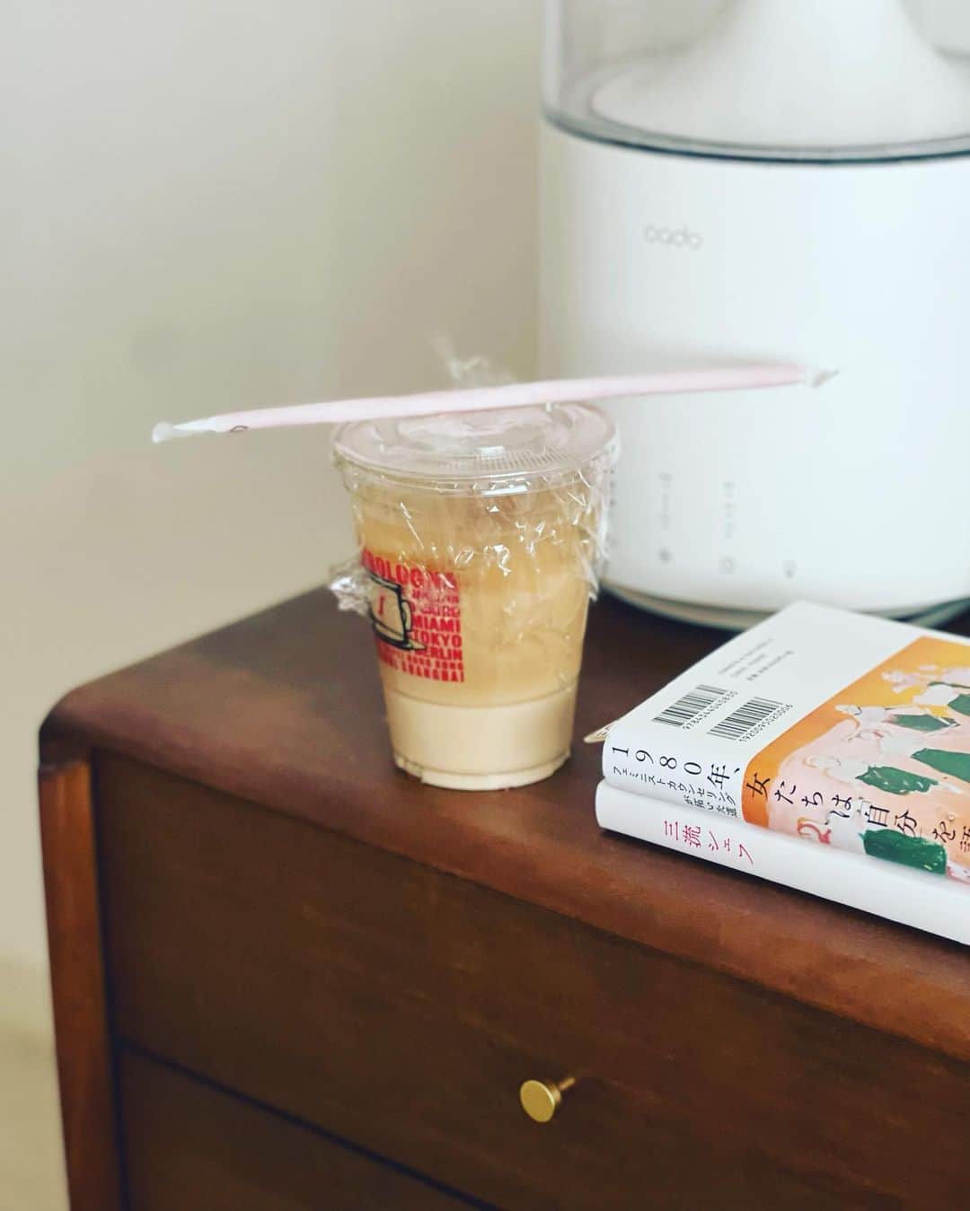 神崎恵のインスタグラム：「・ ここ数週間、しびれるような時間割だったので、今朝はたんと寝ました。 珍しく寝ているものだから、 三男が心配してわたしの体をゆさゆさと。　 お兄ちゃんたちも2回くらい様子を見にきていた気配。 起きるとサイドテーブルにカフェラテ。 長男が買ってきてくれていました。 この分離をみると、少し前に買ってきてくれたんだなぁと。 寝坊するのもいいものですね。(心配されないくらいに) これからも体調管理をしながら、家族に安心してもらえるような仕事の仕方をしなきゃなと思いました😌 まったく関係のない話なのだけれど、 数ヶ月前から、次男のラインのアイコンが新しくなっていて、　 それが、家族の後ろ姿の画像で。 なんだか、涙がでそうになりました。 嬉しくて、切り取りをしてみたら、 「太陽にほえろ!」みたいになって、面白かったです。2枚目。  穏やかな週末を🌸 明日の夜のライブ、楽しみにしています。」