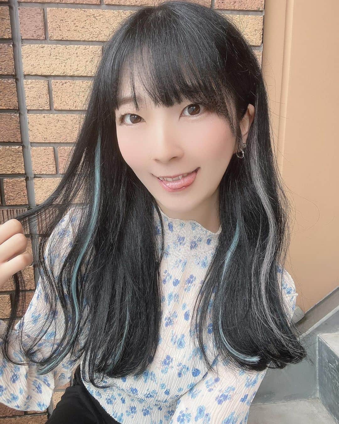 服部彩香のインスタグラム：「髪色をかえるかまよったけど やっぱり安定のブルーブラック💙💍 ̖́- 久しぶりのエクステ今回は ブルーとシルバーでいつもと雰囲気を変えてみました✌️ 超音波トリートメントで髪の毛もツヤツヤ生き返った♬*° いつもありがとうございます⭐️ 【@kaito__dayo】 . #青髪 #ブルーカラー #ブルーブラック #ポイントエクステ #カラーエクステ #メッシュ #超音波トリートメント」